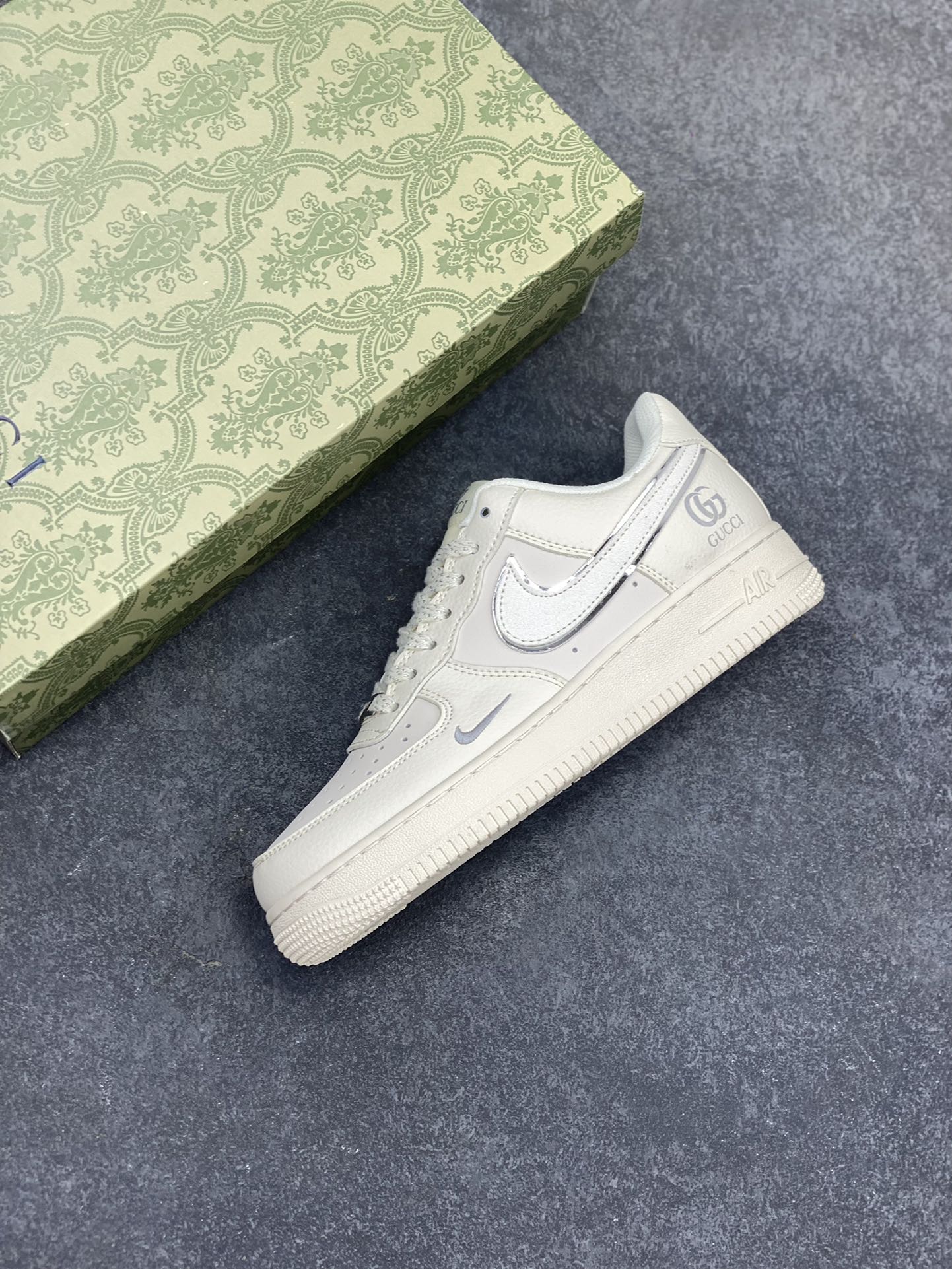 图片[7]-NIke Air Force 1 \’07 Low “古驰联名”空军一号 低帮 运动鞋 休闲鞋 折边针车 工艺难度大 原楦头原纸板 原装鞋盒 定制五金配件 内置全掌气垫 原厂鞋底 货号：QY6818-612 尺码：36 36.5 37.5 38 38.5 39 40 40.5 41 42 42.5 43 44 44.5 45-选品中心