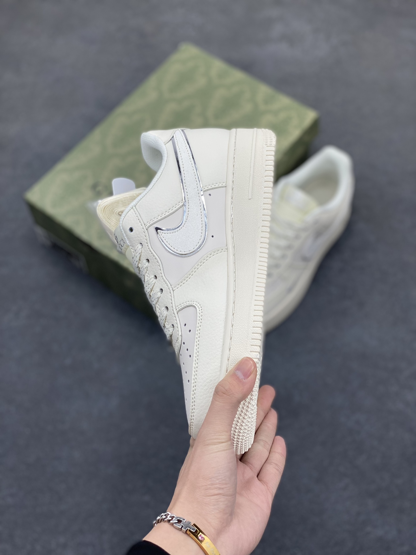 图片[3]-NIke Air Force 1 \’07 Low “古驰联名”空军一号 低帮 运动鞋 休闲鞋 折边针车 工艺难度大 原楦头原纸板 原装鞋盒 定制五金配件 内置全掌气垫 原厂鞋底 货号：QY6818-612 尺码：36 36.5 37.5 38 38.5 39 40 40.5 41 42 42.5 43 44 44.5 45-选品中心