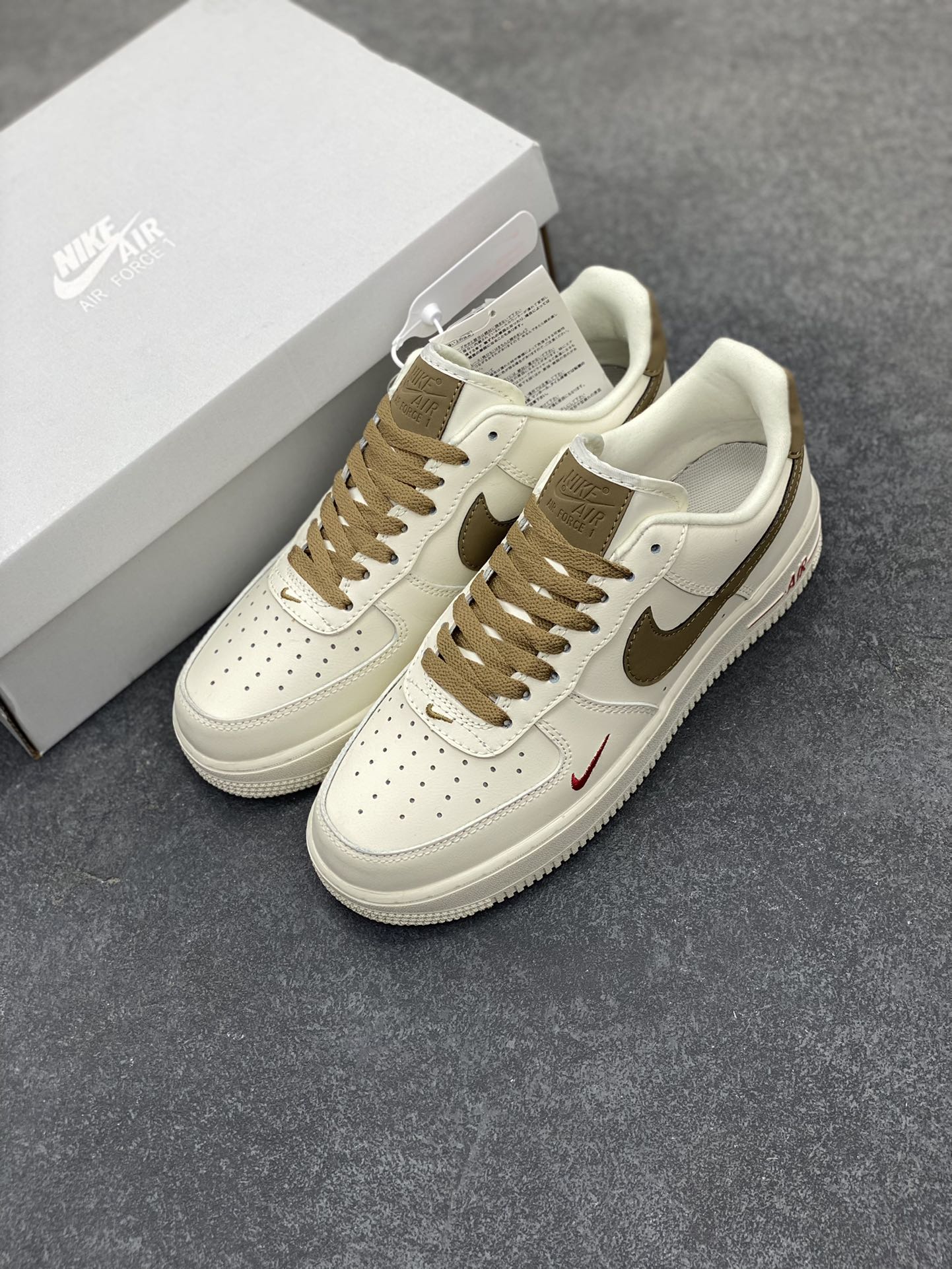 图片[8]-福利特价 Nike Air Force 1 Low 奶白浅褐咖啡勾 空军一号低帮运动休闲板鞋 原楦头原纸板 打造纯正空军版型#专注外贸渠道 全掌内置蜂窝气垫 #原盒配件 原厂中底钢印、拉帮完美 货号：808788-996 尺码：36 36.5 37.5 38 38.5 39 40 40.5 41 42 42.5 43 44 44.5 45-选品中心