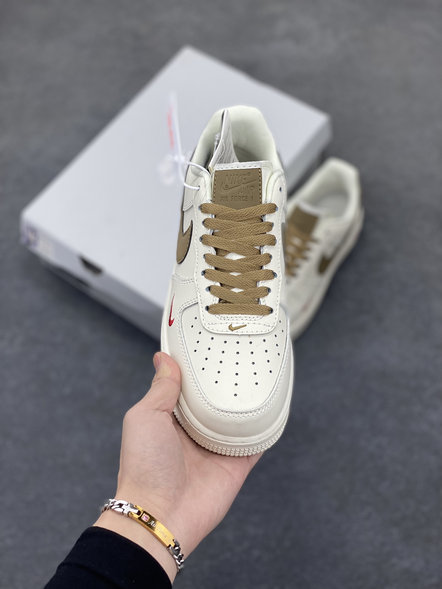 图片[2]-福利特价 Nike Air Force 1 Low 奶白浅褐咖啡勾 空军一号低帮运动休闲板鞋 原楦头原纸板 打造纯正空军版型#专注外贸渠道 全掌内置蜂窝气垫 #原盒配件 原厂中底钢印、拉帮完美 货号：808788-996 尺码：36 36.5 37.5 38 38.5 39 40 40.5 41 42 42.5 43 44 44.5 45-选品中心