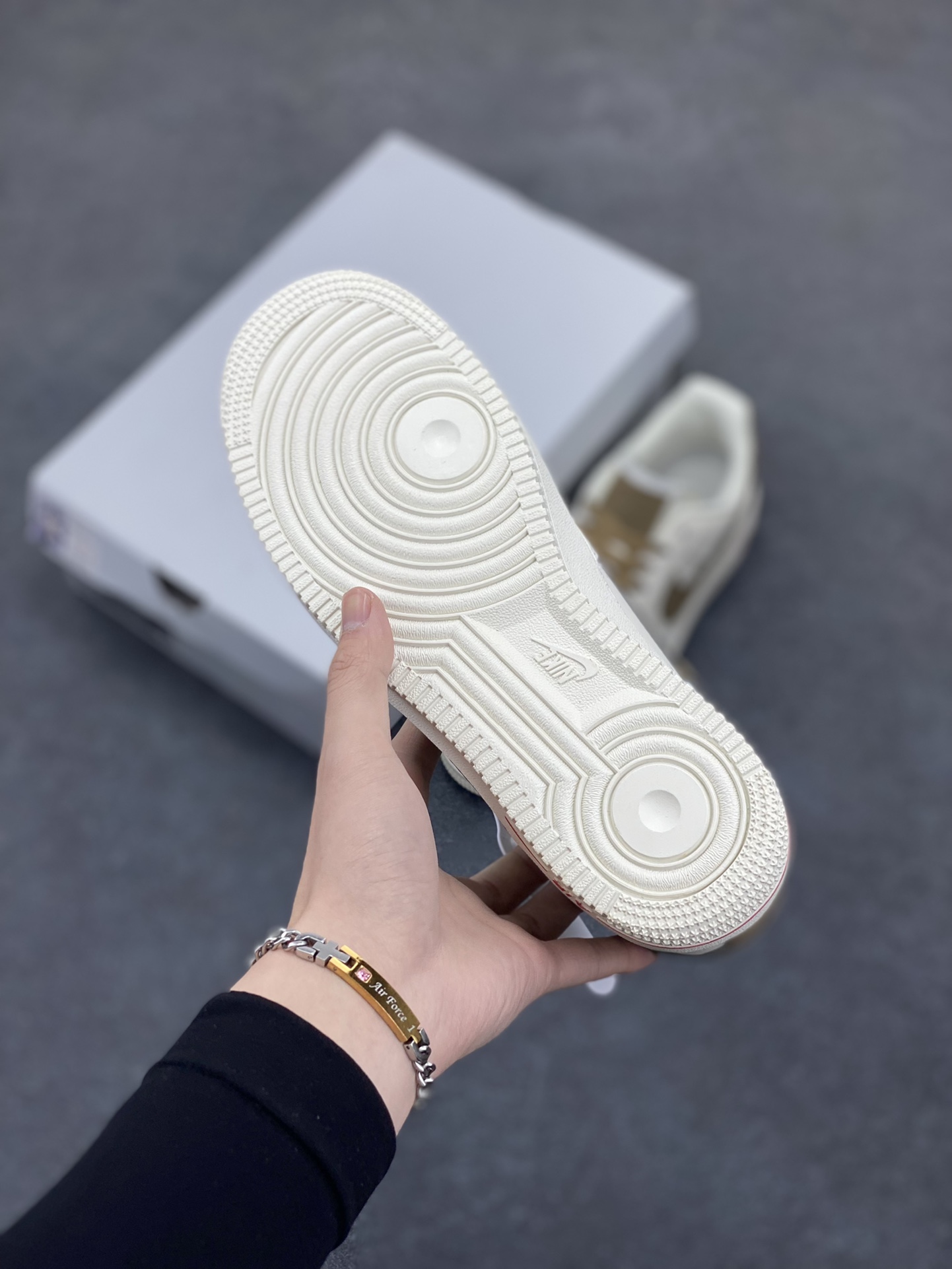 图片[5]-福利特价 Nike Air Force 1 Low 奶白浅褐咖啡勾 空军一号低帮运动休闲板鞋 原楦头原纸板 打造纯正空军版型#专注外贸渠道 全掌内置蜂窝气垫 #原盒配件 原厂中底钢印、拉帮完美 货号：808788-996 尺码：36 36.5 37.5 38 38.5 39 40 40.5 41 42 42.5 43 44 44.5 45-选品中心