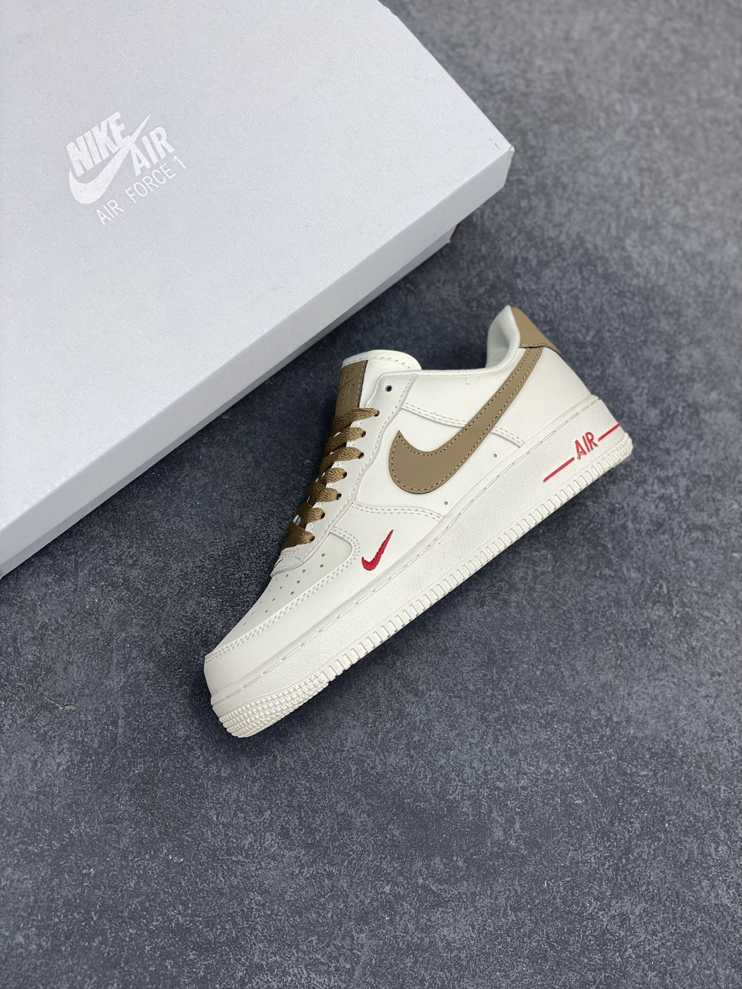 图片[7]-福利特价 Nike Air Force 1 Low 奶白浅褐咖啡勾 空军一号低帮运动休闲板鞋 原楦头原纸板 打造纯正空军版型#专注外贸渠道 全掌内置蜂窝气垫 #原盒配件 原厂中底钢印、拉帮完美 货号：808788-996 尺码：36 36.5 37.5 38 38.5 39 40 40.5 41 42 42.5 43 44 44.5 45-选品中心