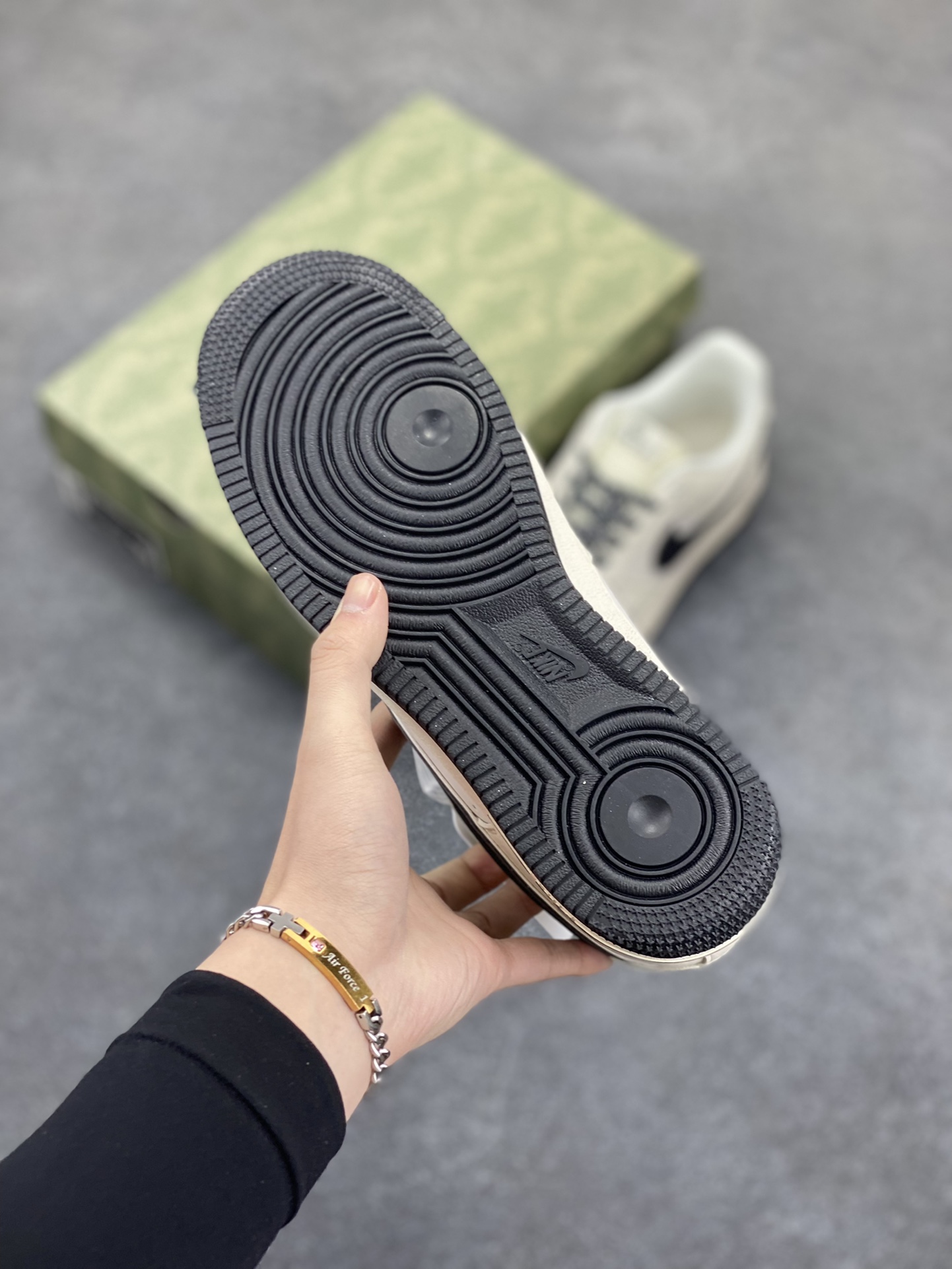 图片[5]-NIke Air Force 1 \’07 Low “古驰联名”空军一号 低帮 运动鞋 休闲鞋 折边针车 工艺难度大 原楦头原纸板 原装鞋盒 定制五金配件 内置全掌气垫 原厂鞋底 货号：QY6818-611 尺码：36 36.5 37.5 38 38.5 39 40 40.5 41 42 42.5 43 44 44.5 45-选品中心