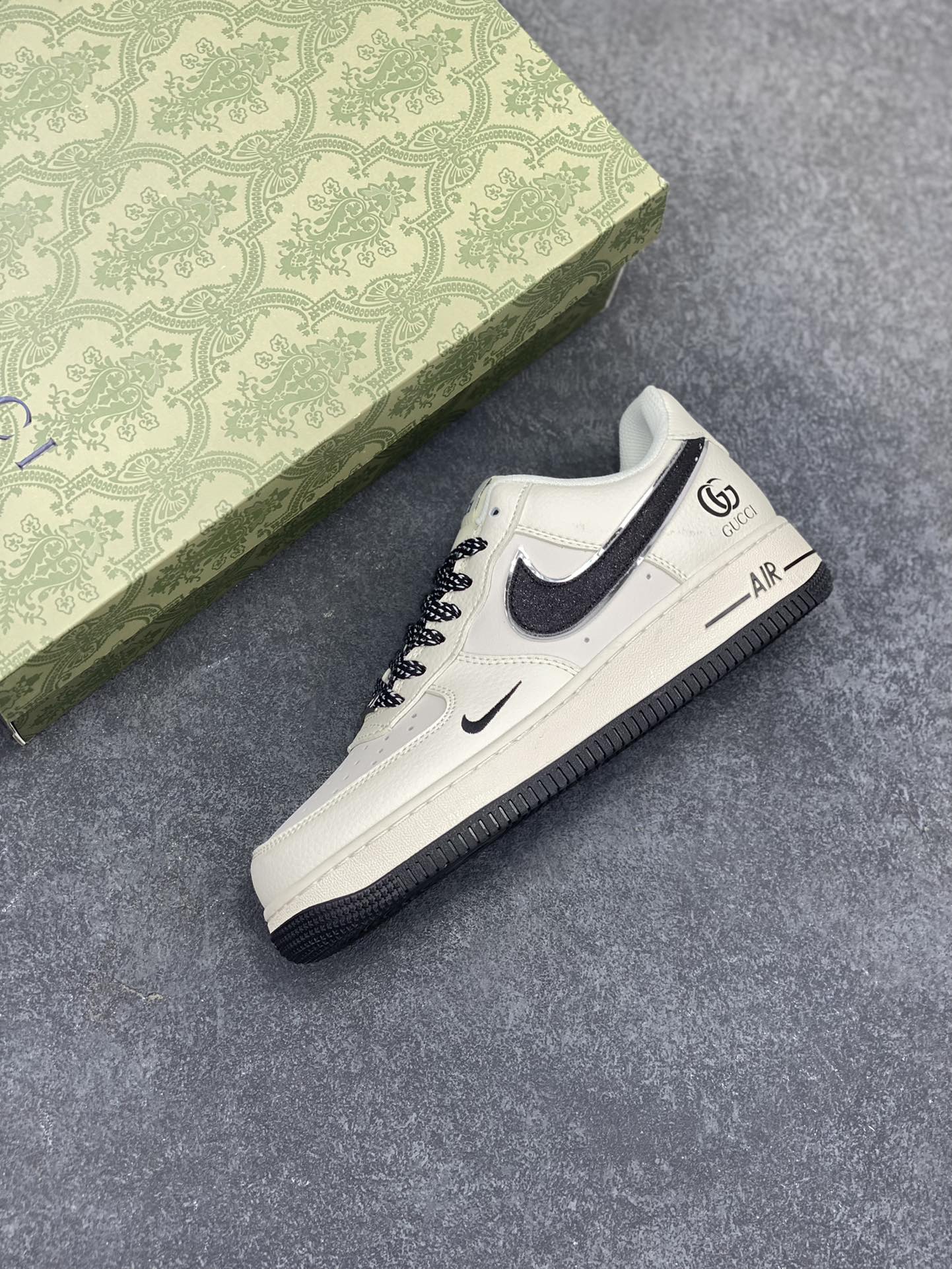 图片[7]-NIke Air Force 1 \’07 Low “古驰联名”空军一号 低帮 运动鞋 休闲鞋 折边针车 工艺难度大 原楦头原纸板 原装鞋盒 定制五金配件 内置全掌气垫 原厂鞋底 货号：QY6818-611 尺码：36 36.5 37.5 38 38.5 39 40 40.5 41 42 42.5 43 44 44.5 45-选品中心