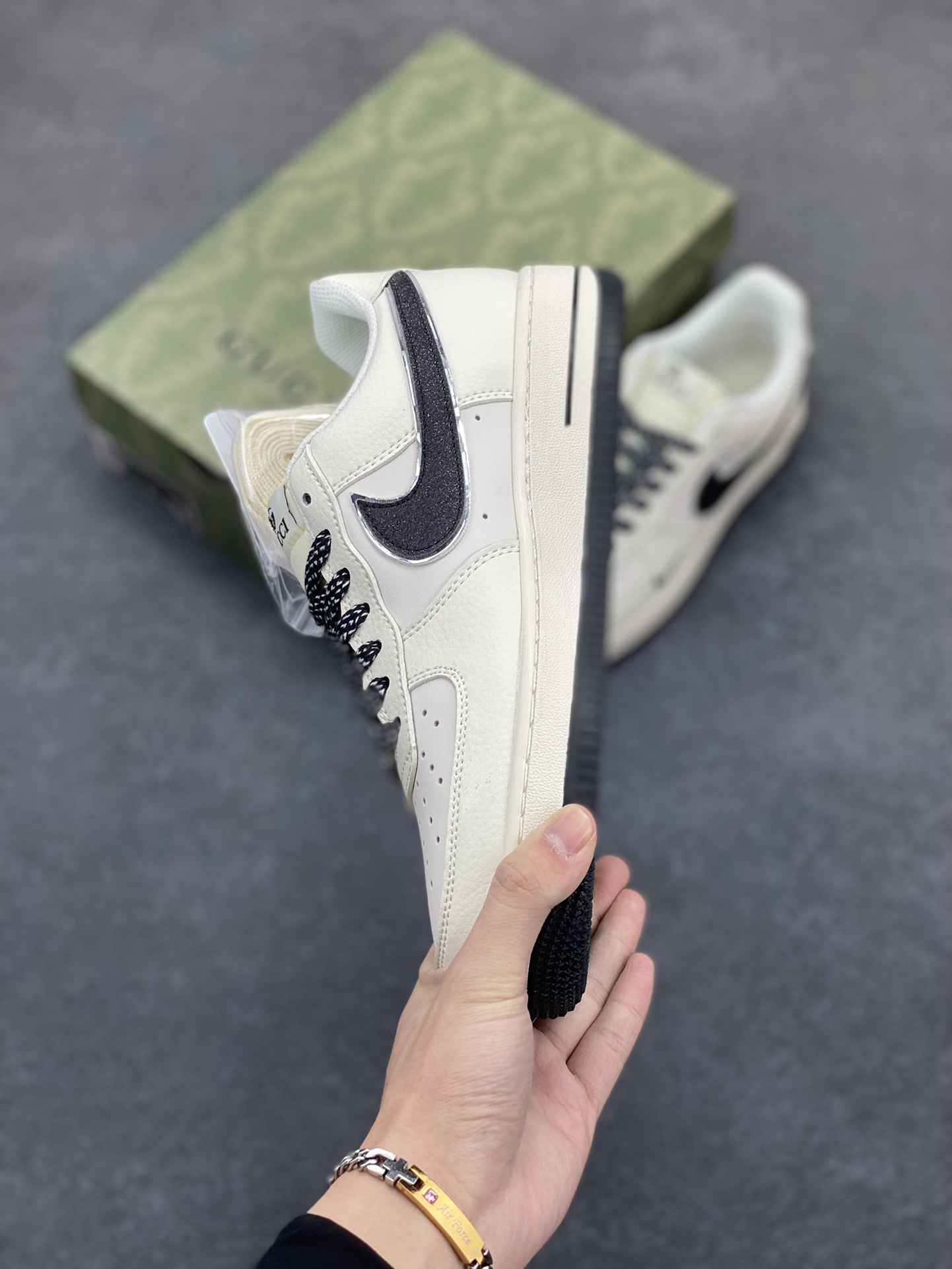 图片[3]-NIke Air Force 1 \’07 Low “古驰联名”空军一号 低帮 运动鞋 休闲鞋 折边针车 工艺难度大 原楦头原纸板 原装鞋盒 定制五金配件 内置全掌气垫 原厂鞋底 货号：QY6818-611 尺码：36 36.5 37.5 38 38.5 39 40 40.5 41 42 42.5 43 44 44.5 45-选品中心