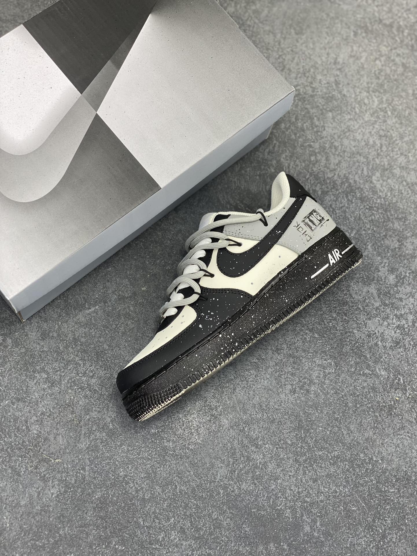 图片[7]-Nike Air Force 1 Low’07 星际主题涂鸦手绘空军一号低帮绑带休闲板鞋 定制皮料 原厂3D打印 定制鞋盒 原楦原纸板 纯正空军版型 内置全掌气垫 货号：XV7981-476 尺码：36 36.5 37.5 38 38.5 39 40 40.5 41 42 42.5 43 44 44.5 45-选品中心