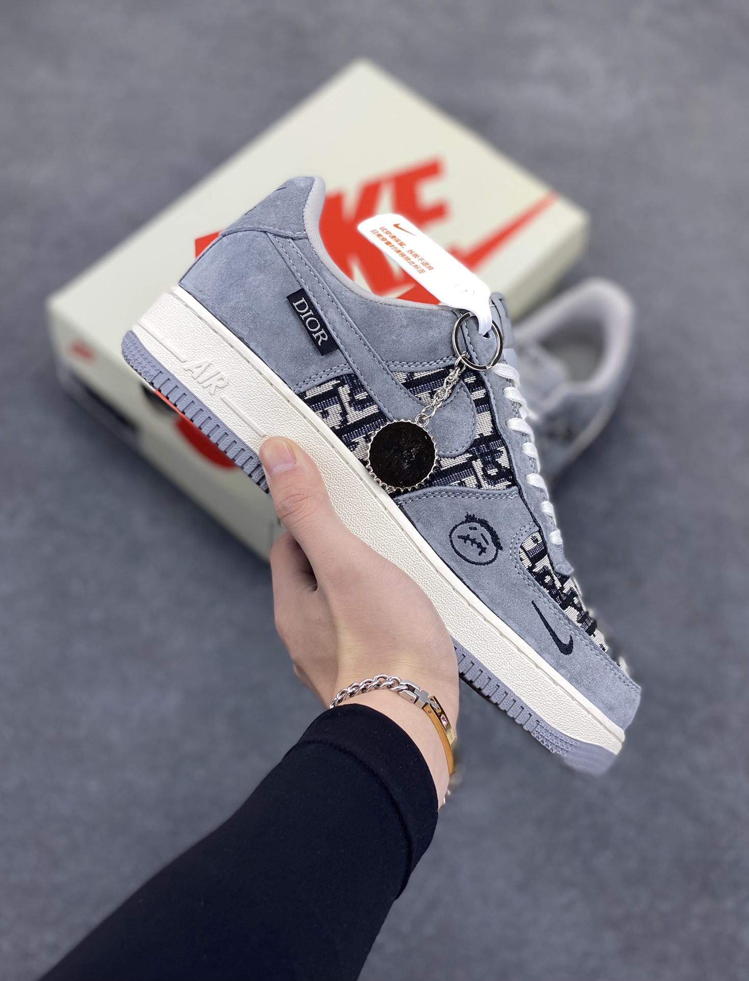 NIke Air Force 1 \’07 Low “迪奥联名——灰针织鬼脸”空军一号 低帮 运动鞋 休闲鞋 折边针车 工艺难度大 原楦头原纸板 原装鞋盒 定制五金配件 内置全掌气垫 原厂鞋底 货号:KK1988-056 尺码:36 36.5 37.5 38 38.5 39 40 40.5 41 42 42.5 43 44 44.5 45-选品中心