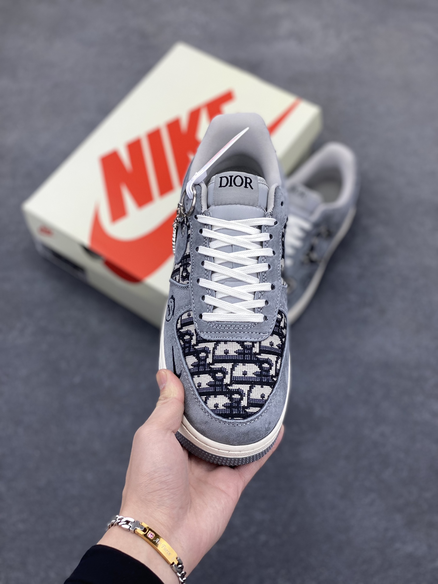 图片[2]-NIke Air Force 1 \’07 Low “迪奥联名——灰针织鬼脸”空军一号 低帮 运动鞋 休闲鞋 折边针车 工艺难度大 原楦头原纸板 原装鞋盒 定制五金配件 内置全掌气垫 原厂鞋底 货号：KK1988-056 尺码：36 36.5 37.5 38 38.5 39 40 40.5 41 42 42.5 43 44 44.5 45-选品中心