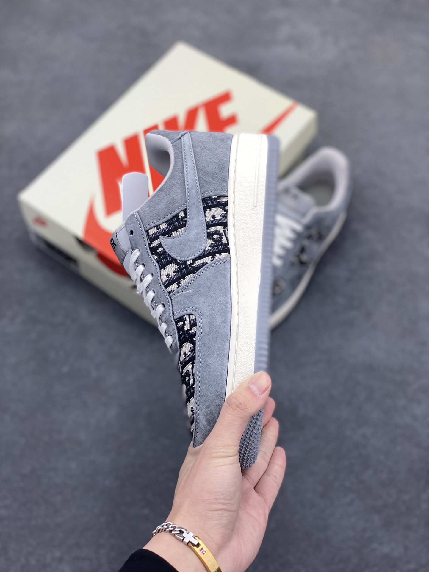 图片[3]-NIke Air Force 1 \’07 Low “迪奥联名——灰针织鬼脸”空军一号 低帮 运动鞋 休闲鞋 折边针车 工艺难度大 原楦头原纸板 原装鞋盒 定制五金配件 内置全掌气垫 原厂鞋底 货号：KK1988-056 尺码：36 36.5 37.5 38 38.5 39 40 40.5 41 42 42.5 43 44 44.5 45-选品中心