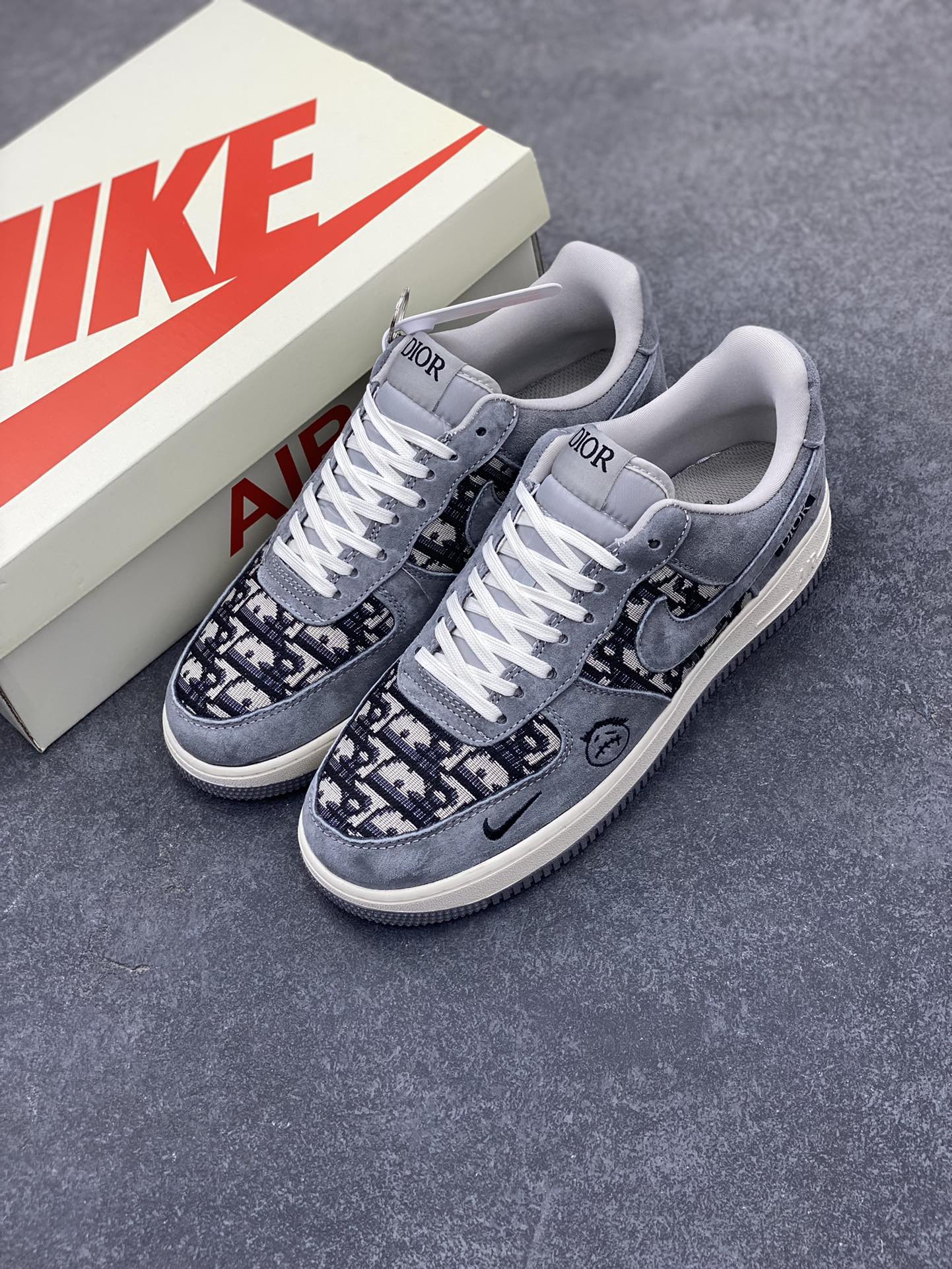 图片[8]-NIke Air Force 1 \’07 Low “迪奥联名——灰针织鬼脸”空军一号 低帮 运动鞋 休闲鞋 折边针车 工艺难度大 原楦头原纸板 原装鞋盒 定制五金配件 内置全掌气垫 原厂鞋底 货号：KK1988-056 尺码：36 36.5 37.5 38 38.5 39 40 40.5 41 42 42.5 43 44 44.5 45-选品中心
