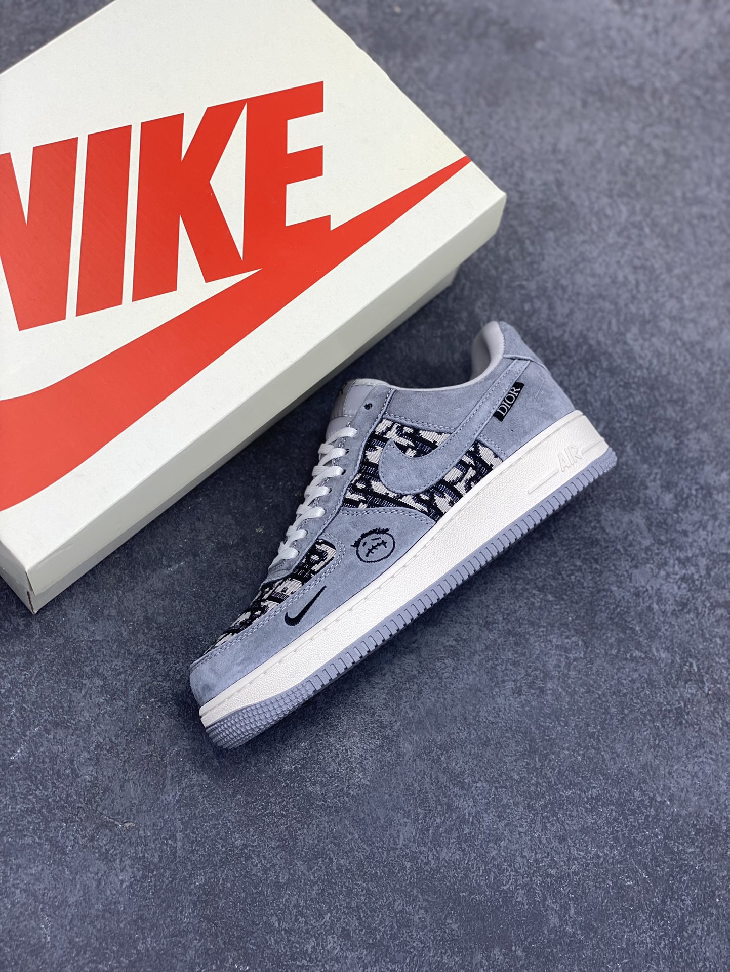 图片[7]-NIke Air Force 1 \’07 Low “迪奥联名——灰针织鬼脸”空军一号 低帮 运动鞋 休闲鞋 折边针车 工艺难度大 原楦头原纸板 原装鞋盒 定制五金配件 内置全掌气垫 原厂鞋底 货号：KK1988-056 尺码：36 36.5 37.5 38 38.5 39 40 40.5 41 42 42.5 43 44 44.5 45-选品中心