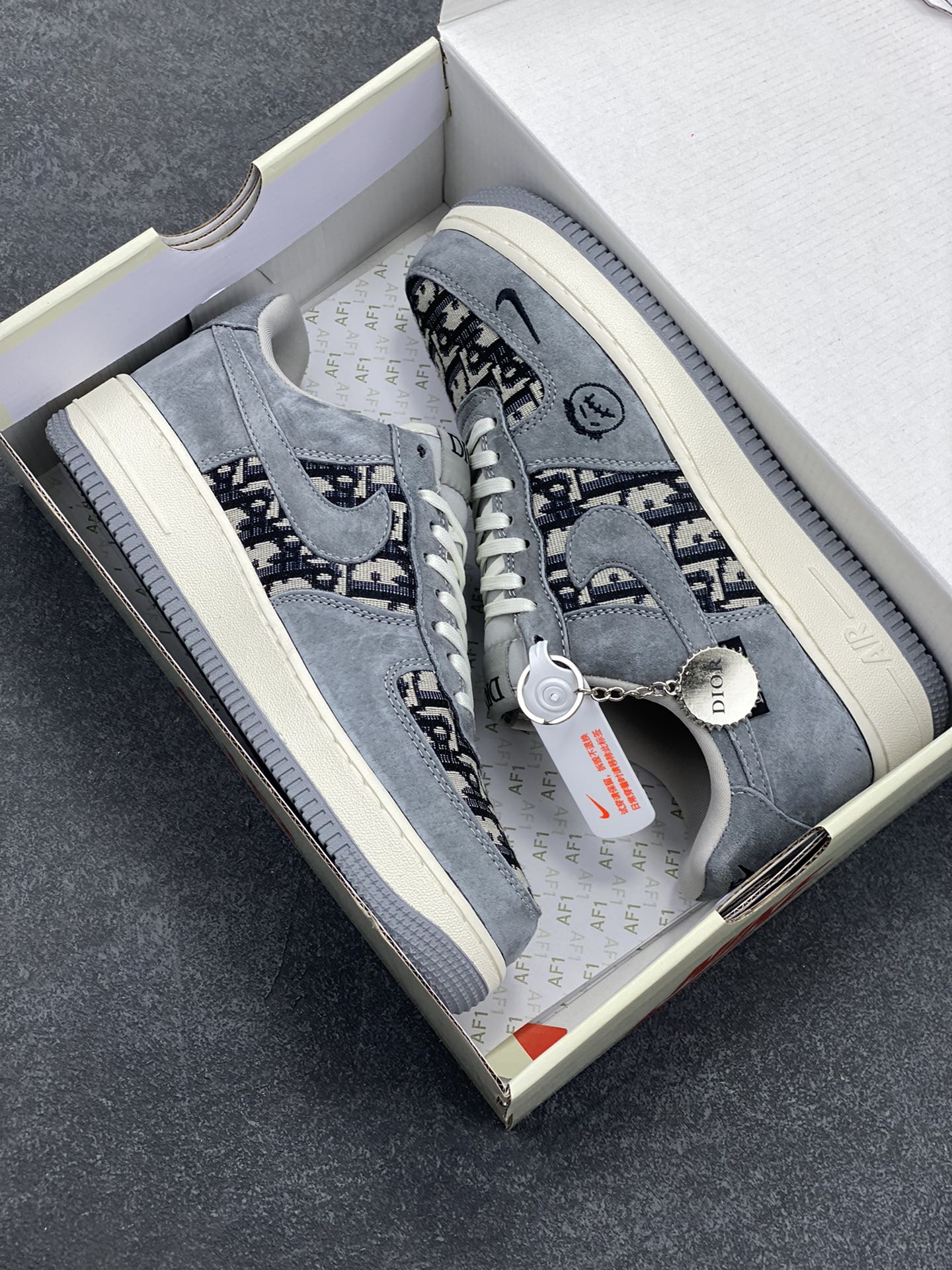 图片[9]-NIke Air Force 1 \’07 Low “迪奥联名——灰针织鬼脸”空军一号 低帮 运动鞋 休闲鞋 折边针车 工艺难度大 原楦头原纸板 原装鞋盒 定制五金配件 内置全掌气垫 原厂鞋底 货号：KK1988-056 尺码：36 36.5 37.5 38 38.5 39 40 40.5 41 42 42.5 43 44 44.5 45-选品中心