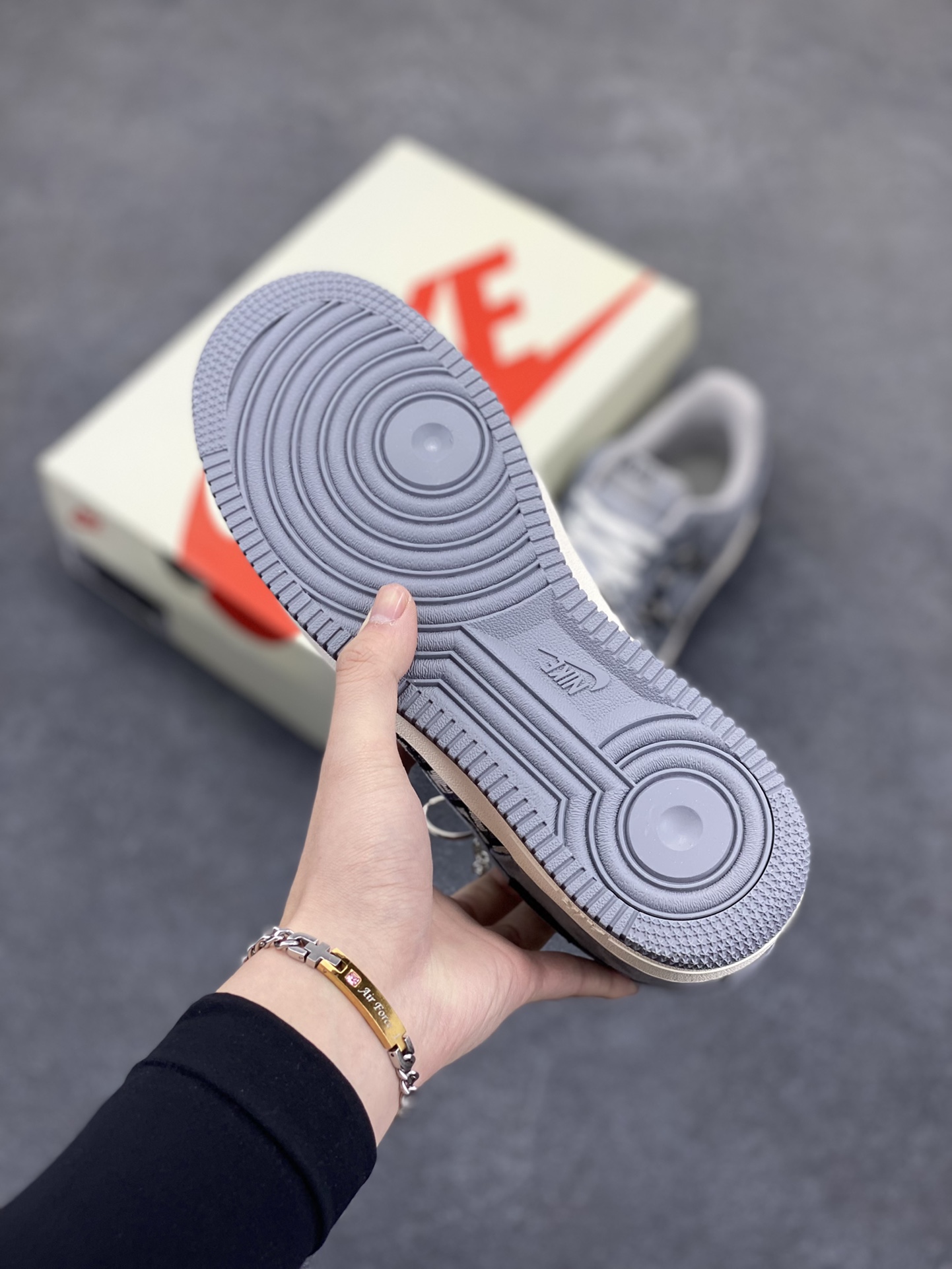 图片[5]-NIke Air Force 1 \’07 Low “迪奥联名——灰针织鬼脸”空军一号 低帮 运动鞋 休闲鞋 折边针车 工艺难度大 原楦头原纸板 原装鞋盒 定制五金配件 内置全掌气垫 原厂鞋底 货号：KK1988-056 尺码：36 36.5 37.5 38 38.5 39 40 40.5 41 42 42.5 43 44 44.5 45-选品中心