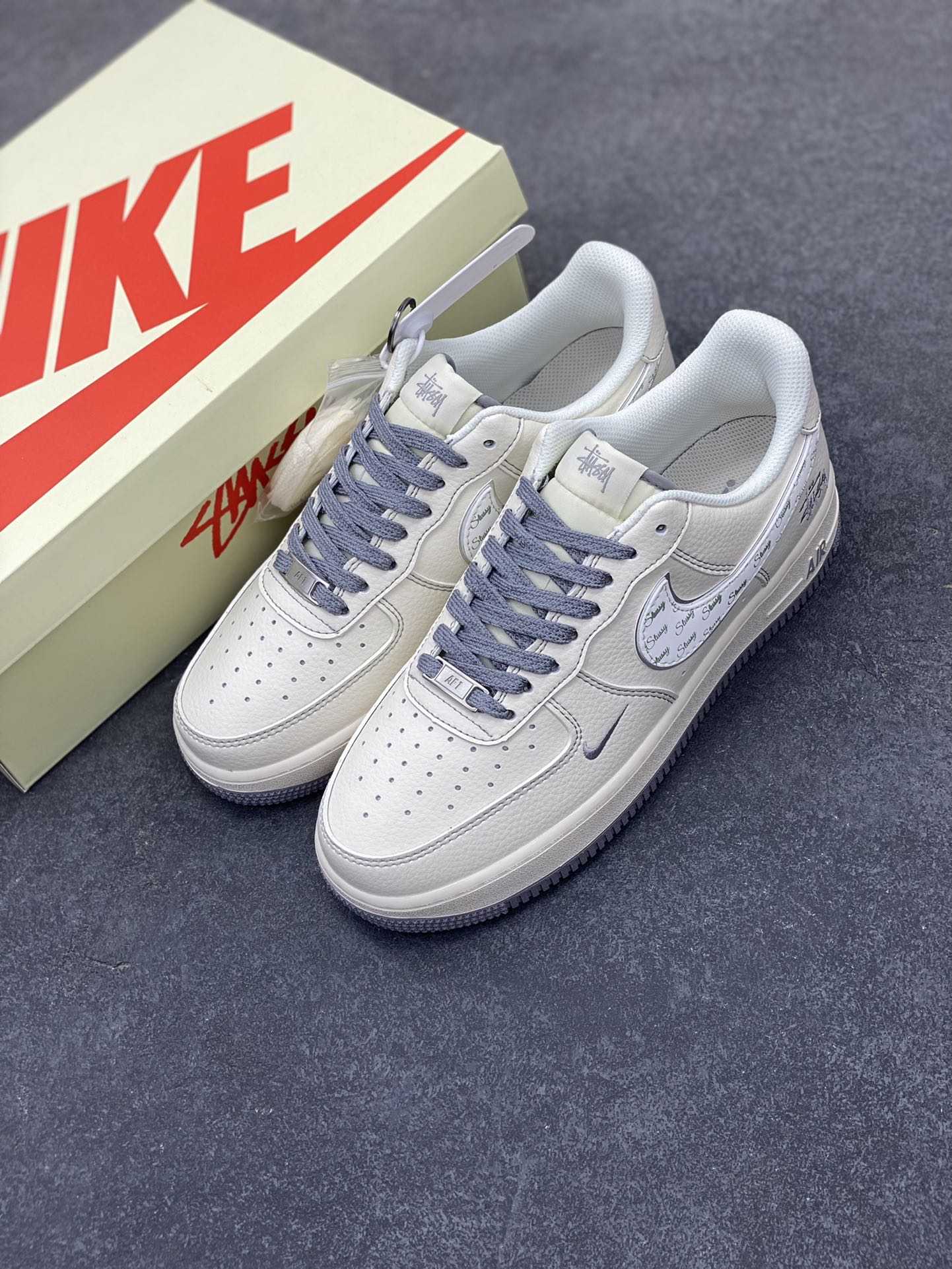 图片[8]-NIke Air Force 1 \’07 Low “斯图西联名——灰英文勾”空军一号 低帮 运动鞋 休闲鞋 折边针车 工艺难度大 原楦头原纸板 原装鞋盒 定制五金配件 内置全掌气垫 原厂鞋底 货号：HH7518-041 尺码：36 36.5 37.5 38 38.5 39 40 40.5 41 42 42.5 43 44 44.5 45-选品中心