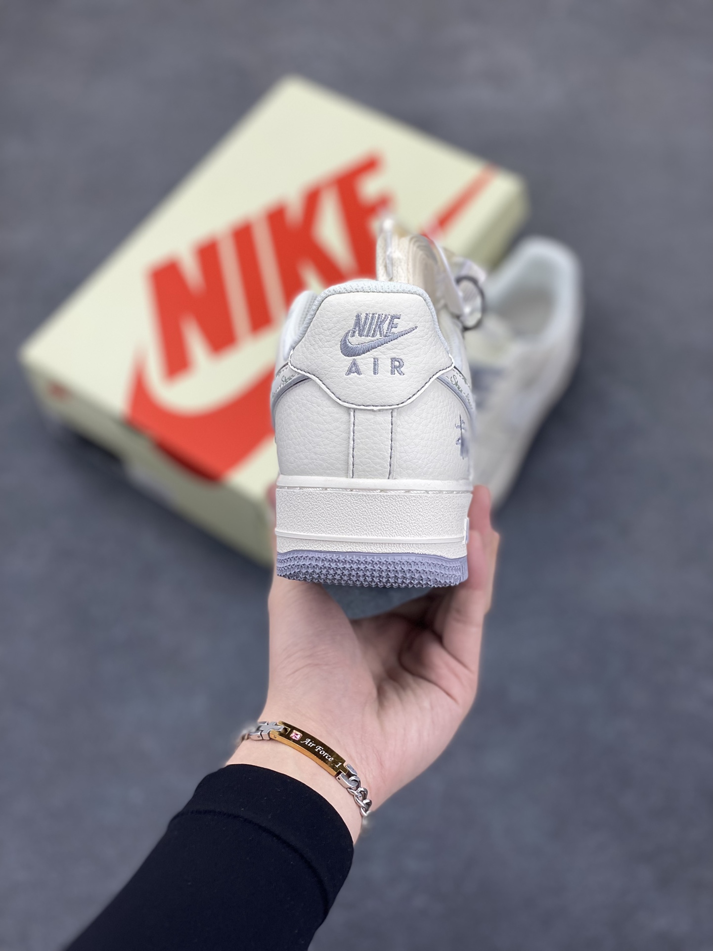 图片[4]-NIke Air Force 1 \’07 Low “斯图西联名——灰英文勾”空军一号 低帮 运动鞋 休闲鞋 折边针车 工艺难度大 原楦头原纸板 原装鞋盒 定制五金配件 内置全掌气垫 原厂鞋底 货号：HH7518-041 尺码：36 36.5 37.5 38 38.5 39 40 40.5 41 42 42.5 43 44 44.5 45-选品中心
