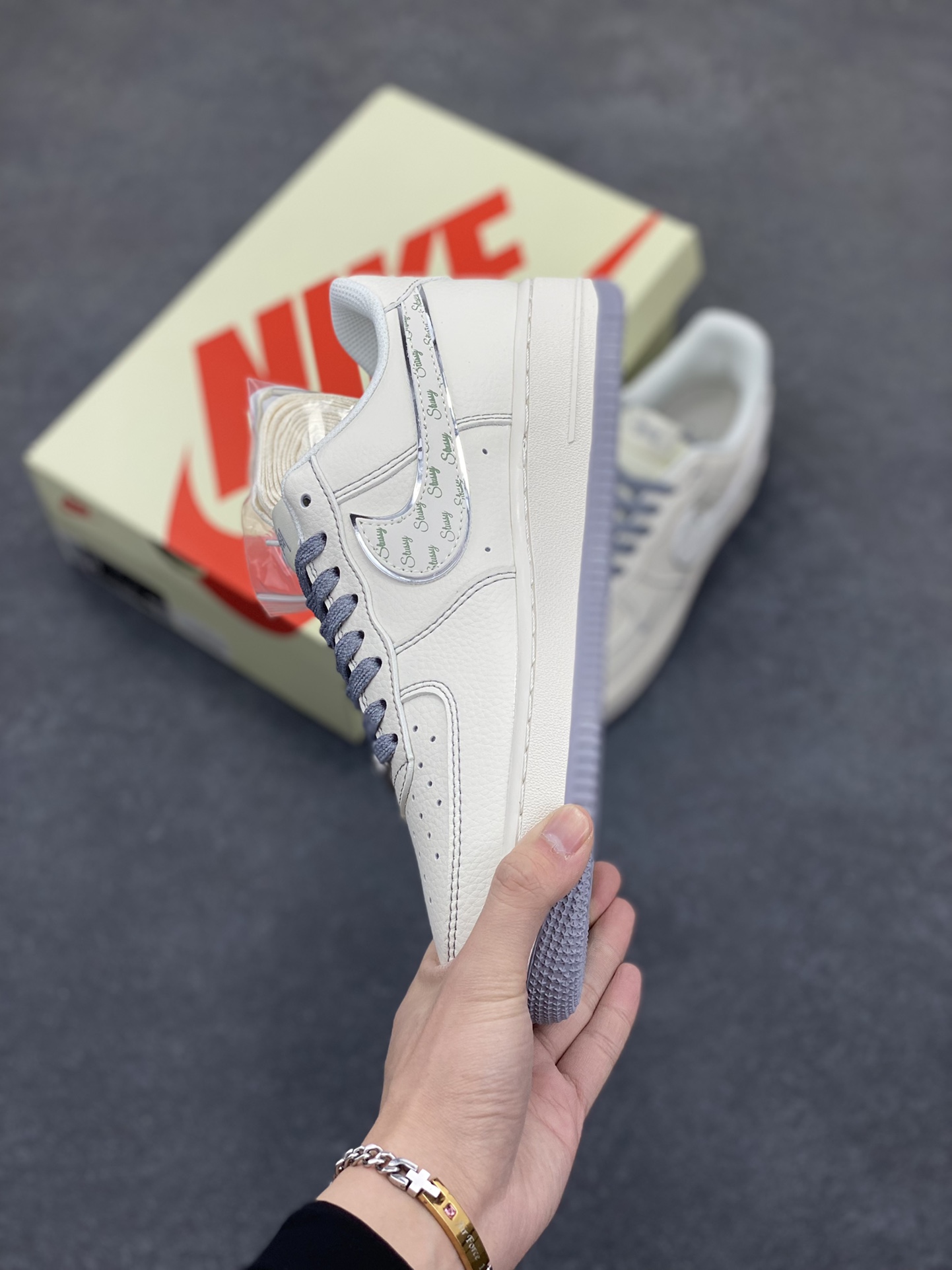 图片[3]-NIke Air Force 1 \’07 Low “斯图西联名——灰英文勾”空军一号 低帮 运动鞋 休闲鞋 折边针车 工艺难度大 原楦头原纸板 原装鞋盒 定制五金配件 内置全掌气垫 原厂鞋底 货号：HH7518-041 尺码：36 36.5 37.5 38 38.5 39 40 40.5 41 42 42.5 43 44 44.5 45-选品中心