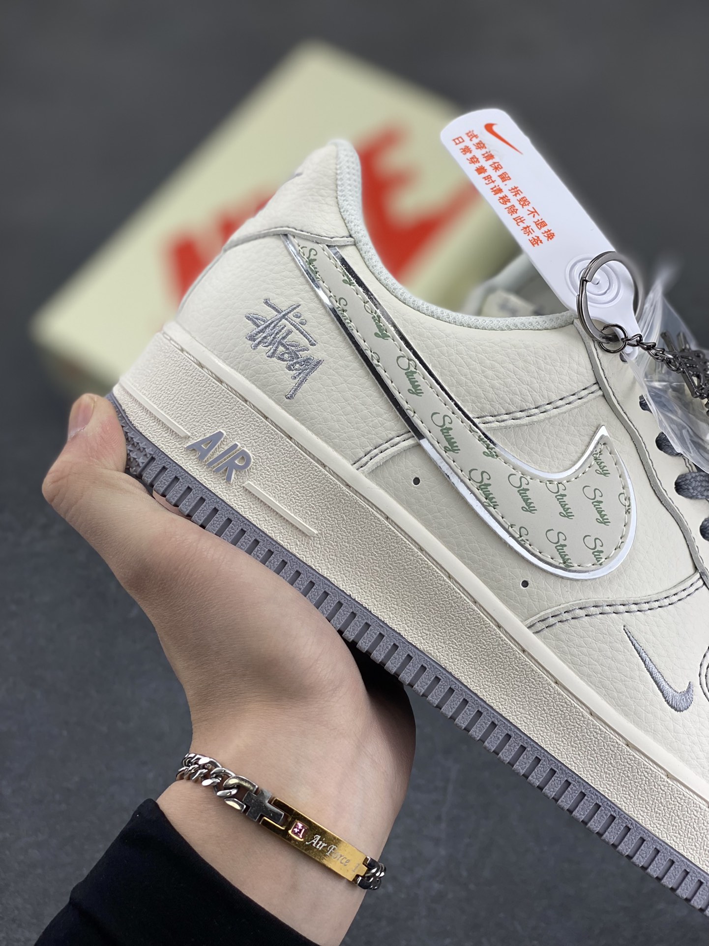 图片[6]-NIke Air Force 1 \’07 Low “斯图西联名——灰英文勾”空军一号 低帮 运动鞋 休闲鞋 折边针车 工艺难度大 原楦头原纸板 原装鞋盒 定制五金配件 内置全掌气垫 原厂鞋底 货号：HH7518-041 尺码：36 36.5 37.5 38 38.5 39 40 40.5 41 42 42.5 43 44 44.5 45-选品中心