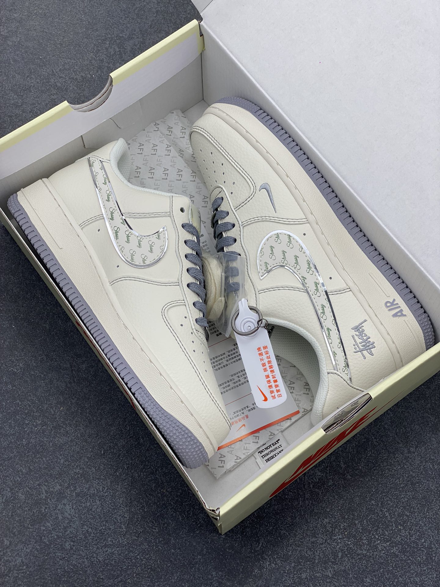 图片[9]-NIke Air Force 1 \’07 Low “斯图西联名——灰英文勾”空军一号 低帮 运动鞋 休闲鞋 折边针车 工艺难度大 原楦头原纸板 原装鞋盒 定制五金配件 内置全掌气垫 原厂鞋底 货号：HH7518-041 尺码：36 36.5 37.5 38 38.5 39 40 40.5 41 42 42.5 43 44 44.5 45-选品中心