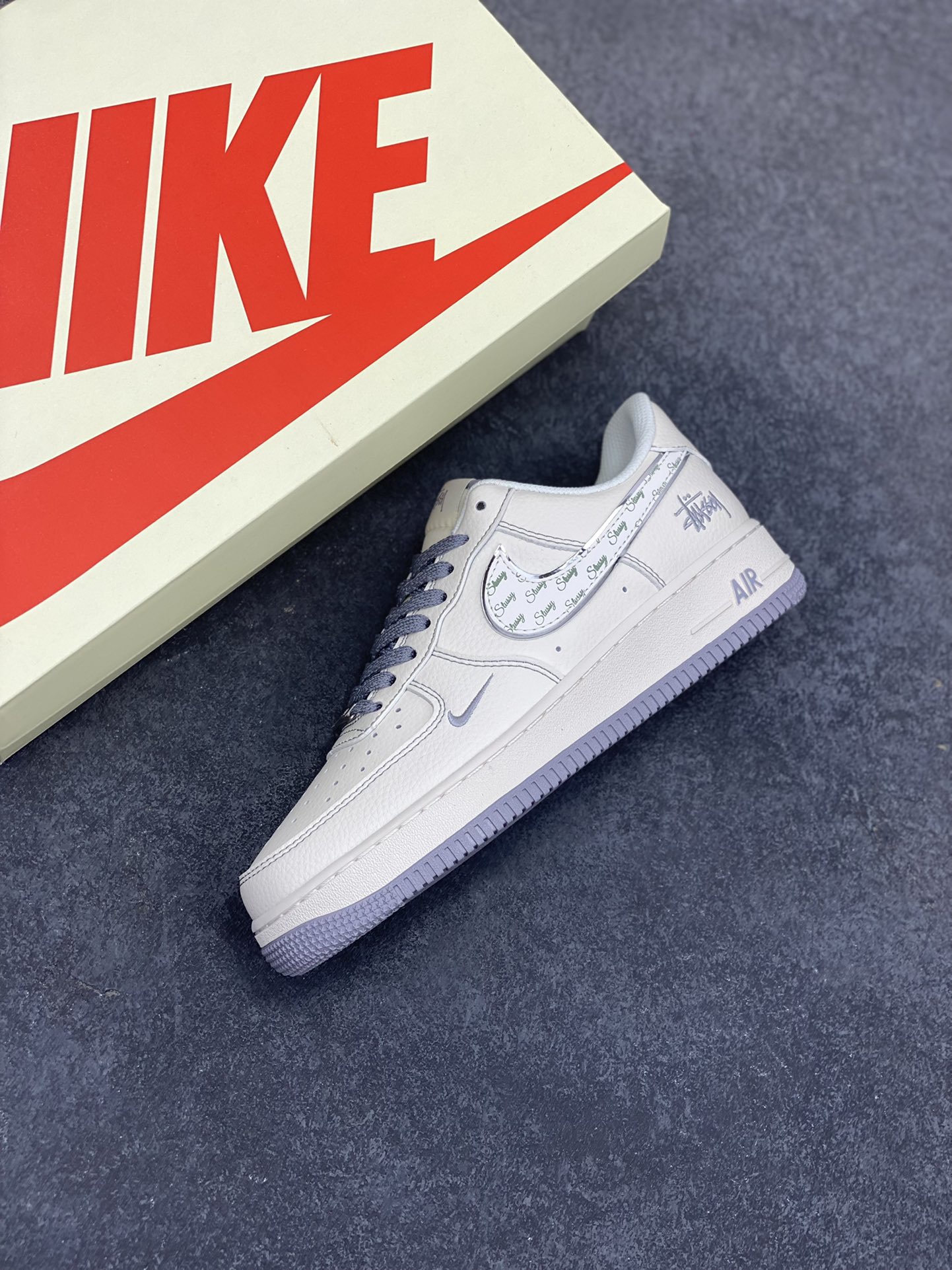 图片[7]-NIke Air Force 1 \’07 Low “斯图西联名——灰英文勾”空军一号 低帮 运动鞋 休闲鞋 折边针车 工艺难度大 原楦头原纸板 原装鞋盒 定制五金配件 内置全掌气垫 原厂鞋底 货号：HH7518-041 尺码：36 36.5 37.5 38 38.5 39 40 40.5 41 42 42.5 43 44 44.5 45-选品中心