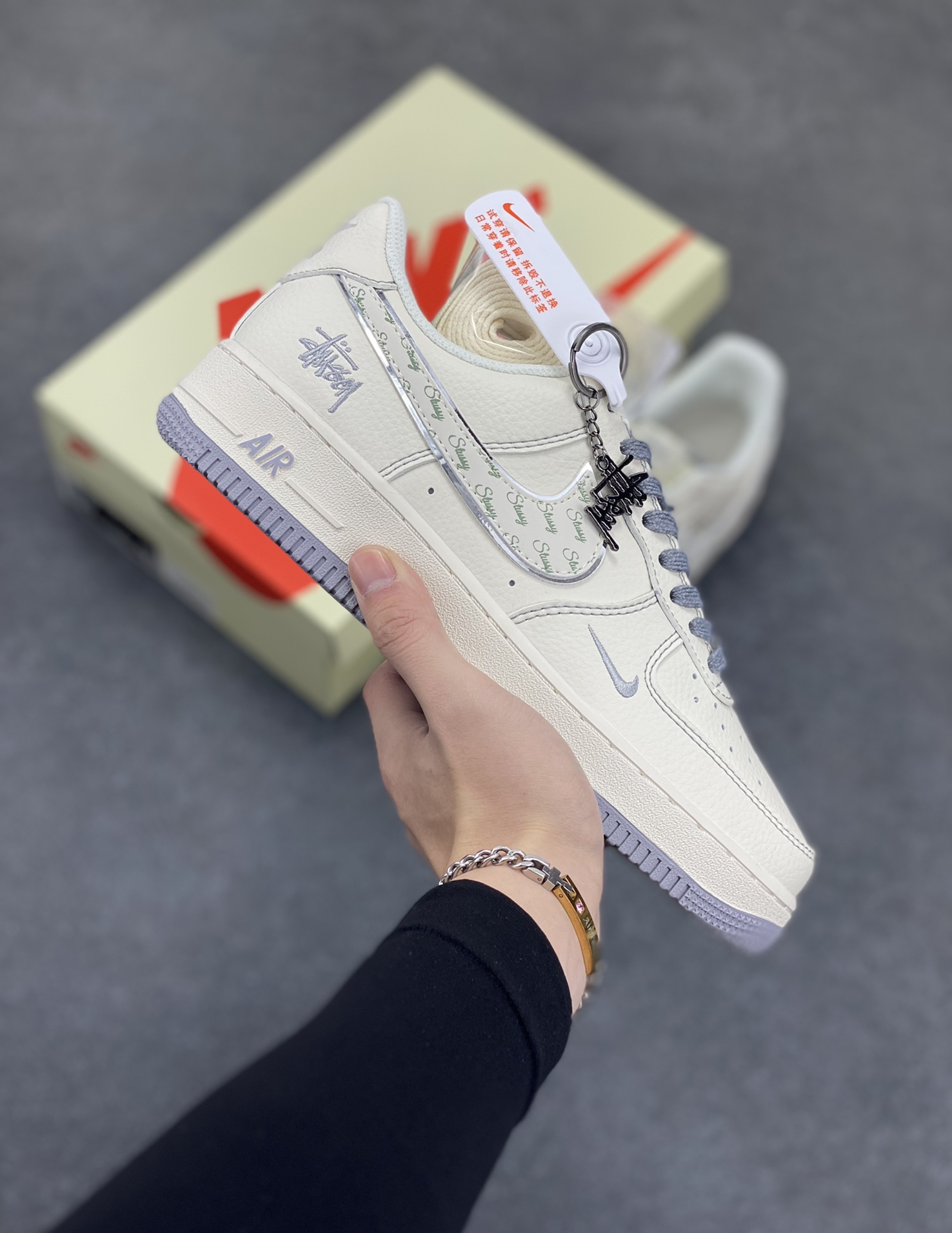NIke Air Force 1 \'07 Low “斯图西联名——灰英文勾”空军一号 低帮 运动鞋 休闲鞋 折边针车 工艺难度大 原楦头原纸板 原装鞋盒 定制五金配件 内置全掌气垫 原厂鞋底 货号：HH7518-041 尺码：36 36.5 37.5 38 38.5 39 40 40.5 41 42 42.5 43 44 44.5 45-选品中心