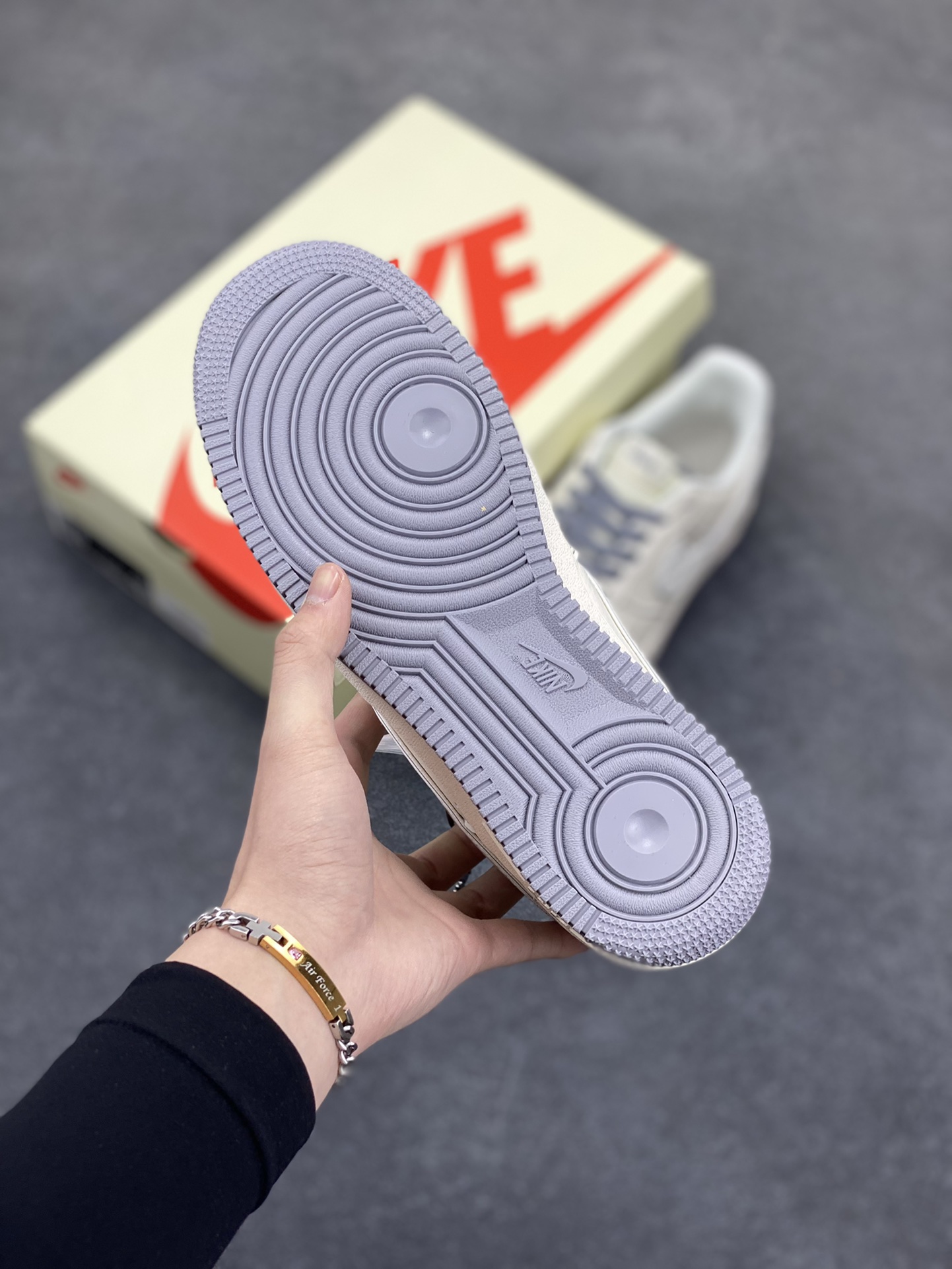 图片[5]-NIke Air Force 1 \’07 Low “斯图西联名——灰英文勾”空军一号 低帮 运动鞋 休闲鞋 折边针车 工艺难度大 原楦头原纸板 原装鞋盒 定制五金配件 内置全掌气垫 原厂鞋底 货号：HH7518-041 尺码：36 36.5 37.5 38 38.5 39 40 40.5 41 42 42.5 43 44 44.5 45-选品中心