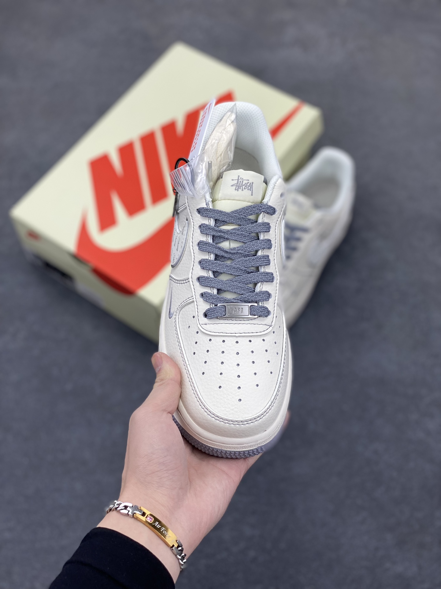 图片[2]-NIke Air Force 1 \’07 Low “斯图西联名——灰英文勾”空军一号 低帮 运动鞋 休闲鞋 折边针车 工艺难度大 原楦头原纸板 原装鞋盒 定制五金配件 内置全掌气垫 原厂鞋底 货号：HH7518-041 尺码：36 36.5 37.5 38 38.5 39 40 40.5 41 42 42.5 43 44 44.5 45-选品中心