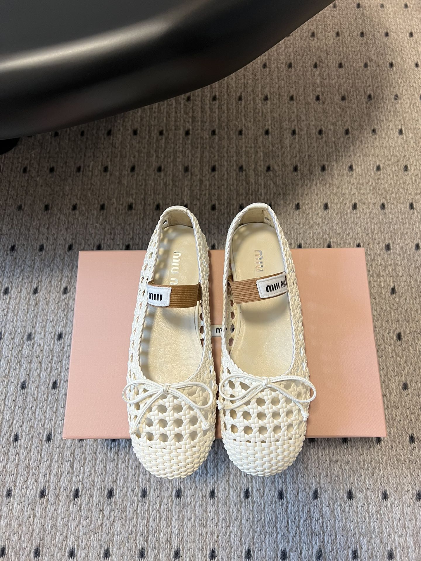 NO:478762,Miu Miu 25ss new spring and summer sheepskin woven mesh flat ballet shoes. The Miao family integrates the agility of ballet into daily life. It uses modern brushstrokes to portray the classic outline of dance shoes!  Super soft woven mesh ballet shoes. Draw inspiration from classic Japanese shoes. Simple but not complex suitable for a variety of styles. Sporty and fashionable. Upper original sheepskin woven inner water dyed sheepskin outsole Italian leather outsole Size#35-40 (40 customized for non-return and exchange), ballet shoes, miumiu, sheepskin, Leather soles19860909Miu Miu 缪缪 25ss 春夏季新款羊皮革编织网面平底芭蕾舞鞋 缪家以芭蕾的灵动意韵融于日常. 以现代笔触刻画舞鞋经典轮廓！ 超软的编织网面款芭蕾舞鞋. 从经典日式鞋履汲取灵感. 简而不繁适合多种造型. 步履之间灵动时髦. 鞋面原版羊皮革编网 内里水染羊皮里 大底意大利真皮大底 Size#35-40（40订做不退换）,芭蕾舞鞋,miumiu,sheepskin,Leather soles,Women's Shoes