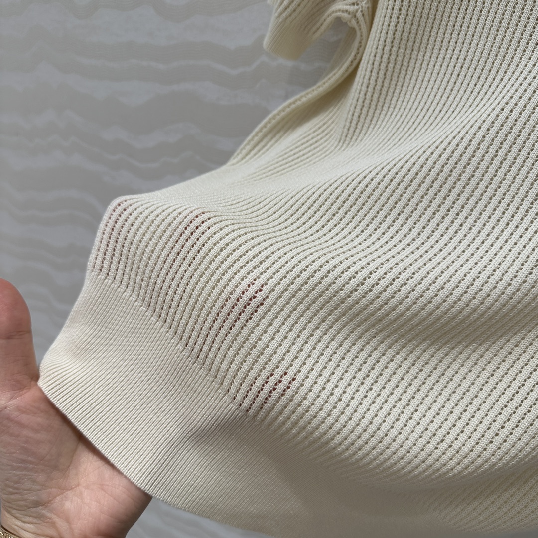 独家首发❤️高端原单品质❤️LP高智感老钱风穿搭！25春夏新品，高级素色针织Polo领短袖上衣！缕空工艺