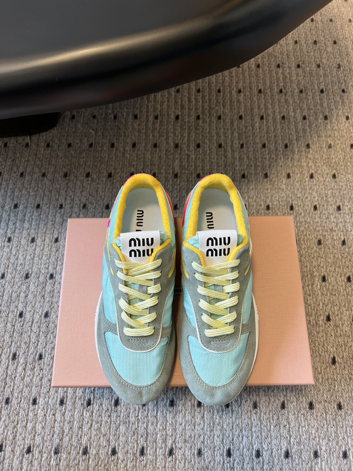 NO:266281,Miu Miu 25ss Spring and summer new show MiuMiu German training casual shoes Show craftsmanship comes from the details of the Miu Miu series. The trend elements of the new season are 1. The concept of the love at this moment, which is diverse and conveys the modern style~ It looks good no matter how you wear it. This summer's fashionable favorite is super comfortable to wear. The imported fabric is breathable mesh. The inner lining original inner lining original sole. Size# women's 35-40 (40 custom made without return or exchange), casual shoes/sports shoes, miumiu, sneakers19860909Miu Miu 25ss 春夏新款走秀MiuMiu 德训 休闲鞋 秀场工艺来自Miu Miu系列的细节特写 新季的潮流要素一 与此刻挚爱的概念,多元对撞,传达现代风格~ 怎么穿都好看今夏时髦精最爱 上脚超级舒服 面料进口对版透气网布 内里原版内里 大底原版鞋底 Size#女35-40（40订做不退换）,休闲鞋/运动鞋,miumiu,sneakers,Women's Shoes