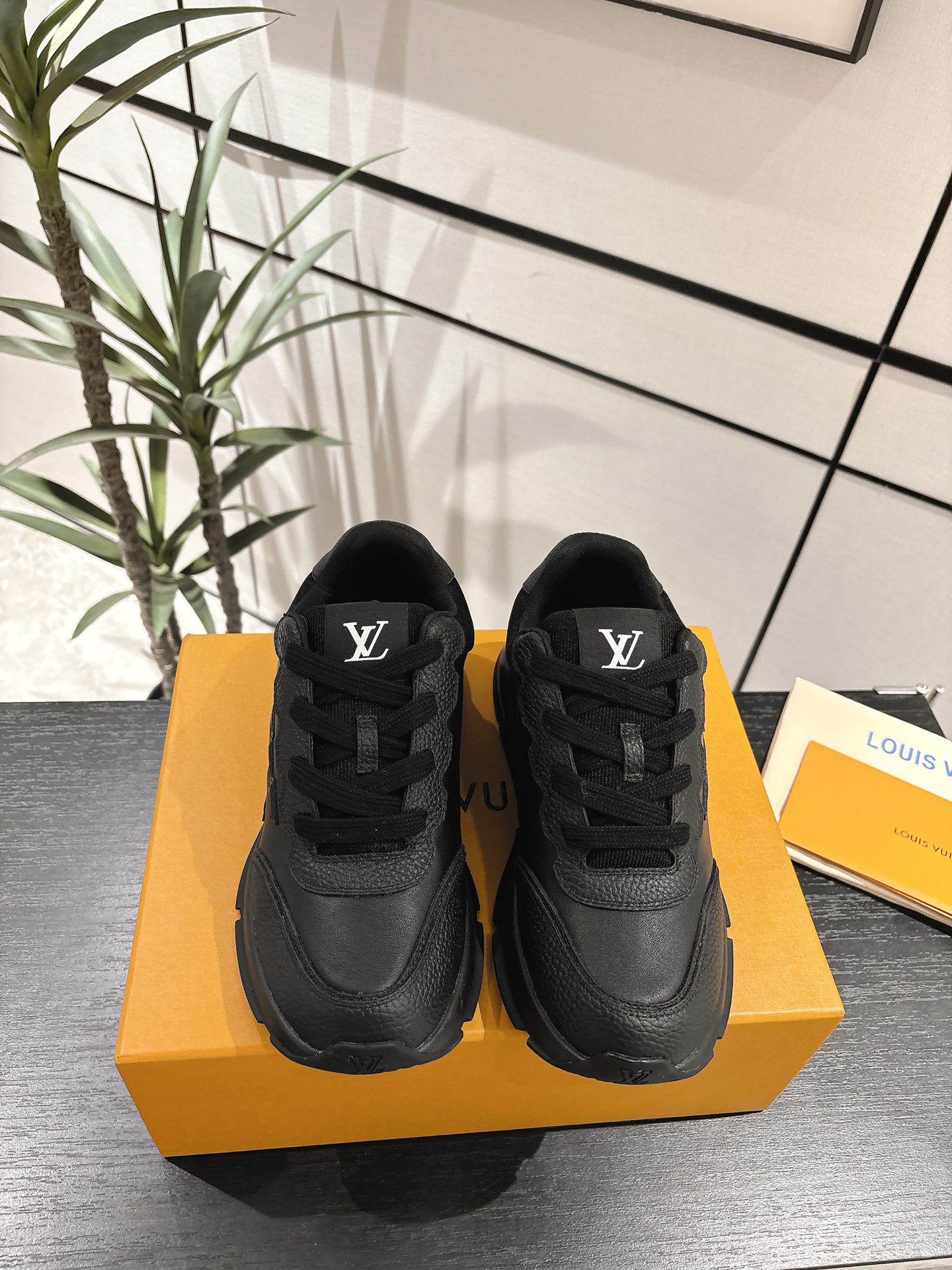 NO:402233,LV new Classic series 2025 new sports and casual shoes This sneaker debuted in the 2025 autumn and winter men's series. It is designed with smooth cowhide leather and can easily incorporate various shapes. Attention LV letters marked on the side of the shoe. Light rubber outsole embellished with Vuitton logo. Extremely comfortable and good footwork. Must-have items for casual wear. Number of 35-45. Casual shoes/sports shoes, louis vuitton, sneakers, cowhide19860909LV 新款Classic系列 2025年新款运动休闲鞋 这款运动鞋于 2025 秋冬男士系列初次亮相 以光滑牛皮革塑造考究设计 可轻松融入各式造型 瞩目 LV 字母标注鞋侧 轻盈橡胶外底点缀 Vuitton 标识 舒适度超高 上脚效果很好 休闲穿搭必备单品码数35-45,休闲鞋/运动鞋,louis vuitton,sneakers,cowhide,Women's Shoes