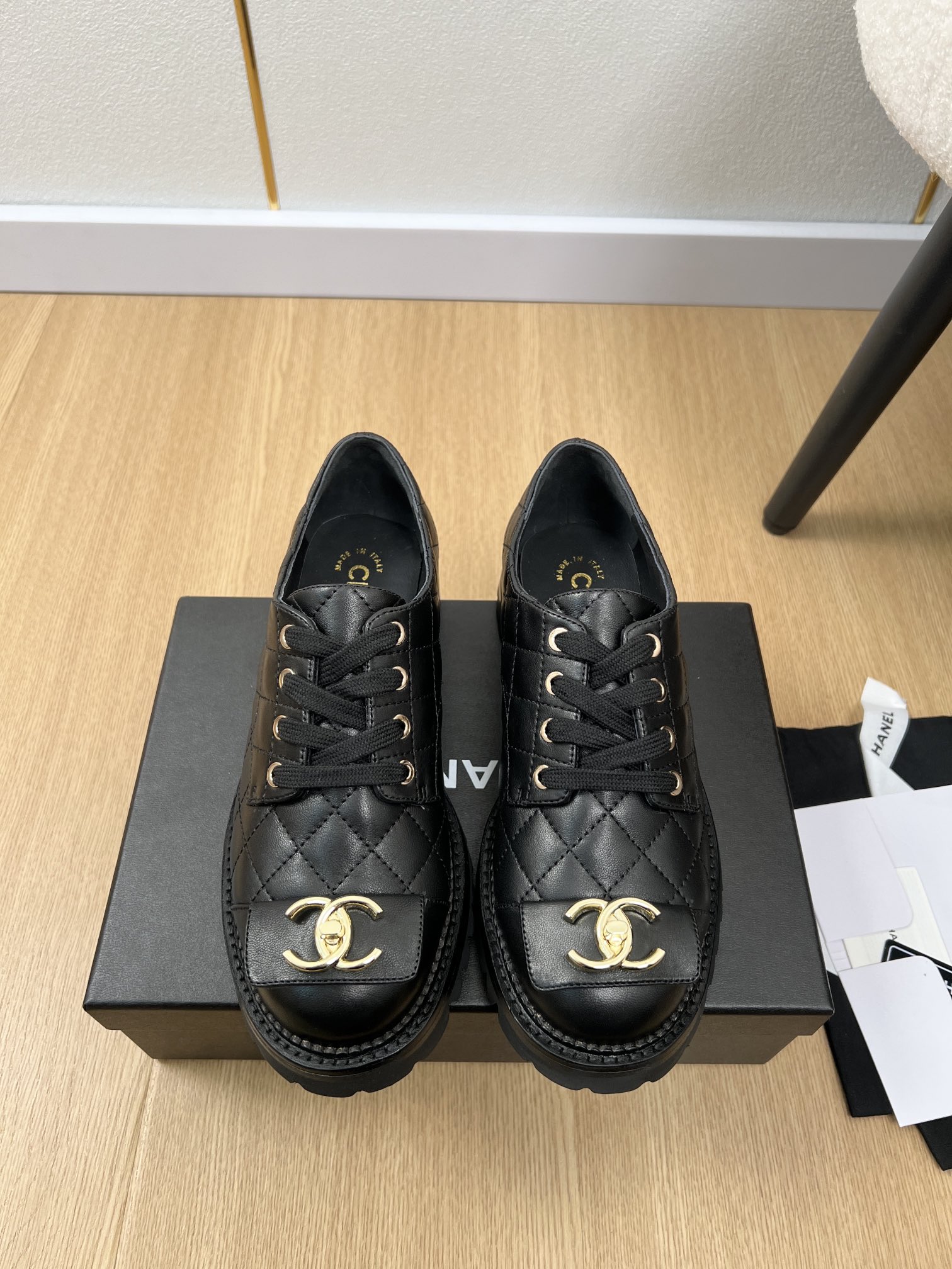 NO:239823,CHANEL Chanel | 2025 Xiaoxiang 2025 Early Spring New Products, New C-button Diamond Embroidered Shoes Series, Love at First Sight, Xiaohongshu is pushing sandals, which look good no matter how you match it, a must-have for fashionable beauty. Ms. Xiaoxiang loves simple and irresistible/match shows a unique dressing style, free mixing and matching shines in place, and follows the fashionable pace of Grandma Tsubasa!  !  !  Exquisite details enlarge the original mold opening hardware buckle. Top version purchasing level creation & small person benefits. Thick sole. Heightening. Super slim. This year's fairy ♀ must-have fashion items [celebrating] Upper. Original imported sheepskin. Inner. Imported sheepskin. Outsole. Original mold opening ultra-light foam combination sole. Sole height 3.5cm. Size 35-41 (40.41 customization without return). Loafers, chanel, chanel, loafers, slippers, sheepskin.19860909CHANEL香奈儿 | 2025  小香2025早春新品 专柜新款走秀款双C扣菱格刺绣单鞋系列 一见钟情 小红书力推款凉拖鞋,怎么搭配都好看,时髦精必备,小香女士钟爱简约又难以抗拒系/搭配展现与众不同的穿搭风格、自由混搭闪耀到位跟紧香奶奶时尚步伐！！！精致细节放大看原版开模五金扣 顶级版本代购级别打造&小个子的福利 厚底 增高 超级显瘦 今年小仙女♀必备时尚单品[庆祝] 鞋面 原版进口羊皮 内里 进口羊皮 大底 原版开模超轻发泡组合大底 底高 3.5cm 码数 35-41（40.41定制不退换）,乐福鞋,chanel,chanel,loafers,slippers,sheepskin,Women's Shoes