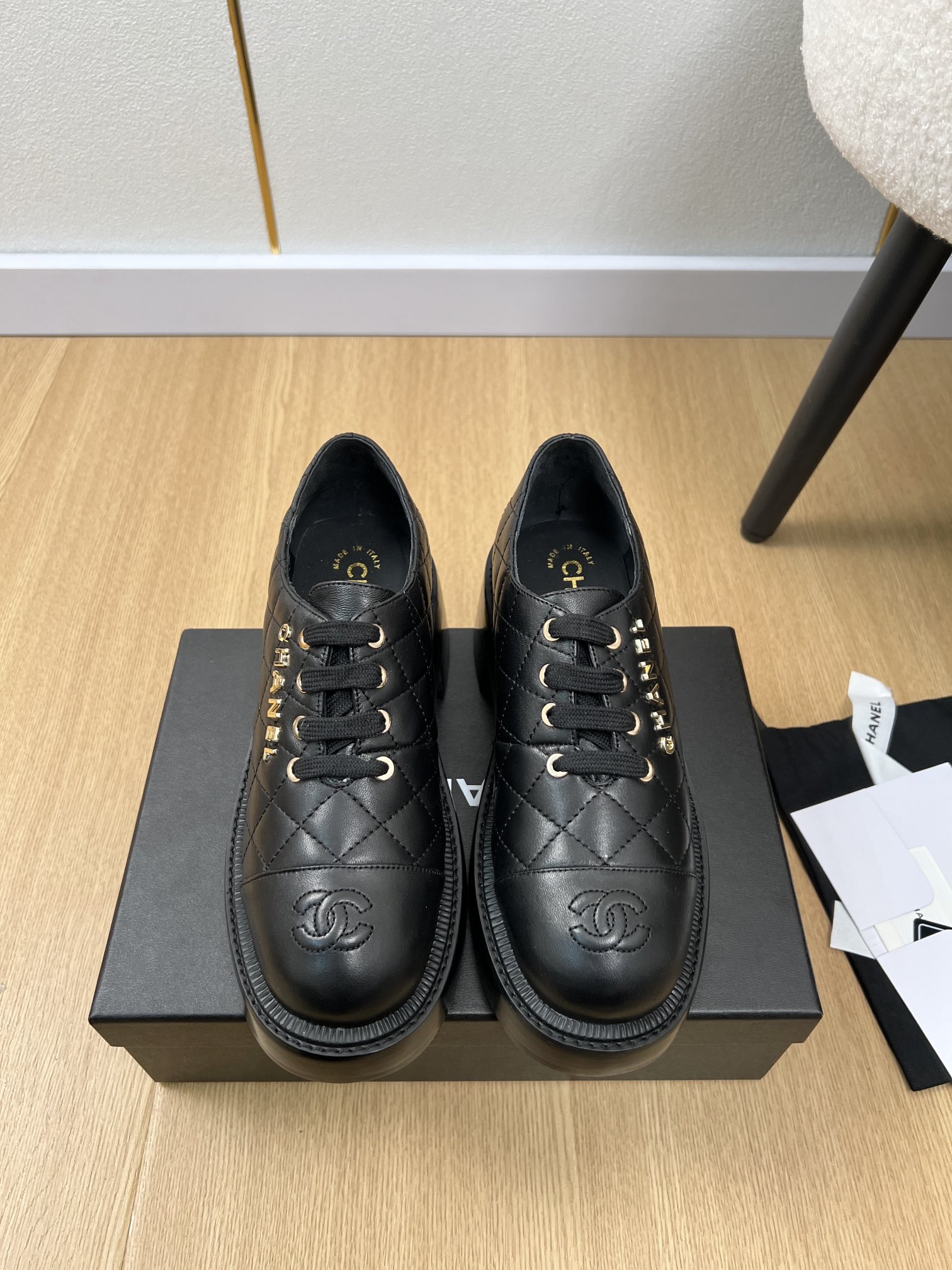 NO:239825,CHANEL | 2025 Xiaoxiang 2025 Early Spring New Products, a counter with a new catwalk style, thick-heeled letter buckle diamond-shaped embroidered single shoe series, love at first sight, Xiaohongshu strongly promotes sandals, which look good no matter how you match it, a must-have for fashionable beauty, Ms. Xiaoxiang loves simple and irresistible/match shows a unique dressing style, free mixing and matching shines in place, and the fashionable pace of Grandma Tsuka!  !  !  Exquisite details enlarge the original mold opening hardware buckle. Top version purchasing level creation & small person benefits. Thick sole. Heighten height. Super slim. This year's fairy must-have fashion items [celebrating] Upper. Original imported sheepskin. Inner. Imported sheepskin. Outsole. Original mold opening combination sole. Sole height 5.5cm. Size 35-41 (40.41 customization without return). Loafers, chanel, chanel, loafers, slippers, sheepskin.19860909CHANEL香奈儿 | 2025  小香2025早春新品 专柜新款走秀款粗跟字母扣菱格刺绣单鞋系列 一见钟情 小红书力推款凉拖鞋,怎么搭配都好看,时髦精必备,小香女士钟爱简约又难以抗拒系/搭配展现与众不同的穿搭风格、自由混搭闪耀到位跟紧香奶奶时尚步伐！！！精致细节放大看原版开模五金扣 顶级版本代购级别打造&小个子的福利 厚底 增高 超级显瘦 今年小仙女♀必备时尚单品[庆祝] 鞋面 原版进口羊皮 内里 进口羊皮 大底 原版开模组合大底 底高 5.5cm 码数 35-41（40.41定制不退换）,乐福鞋,chanel,chanel,loafers,slippers,sheepskin,Women's Shoes