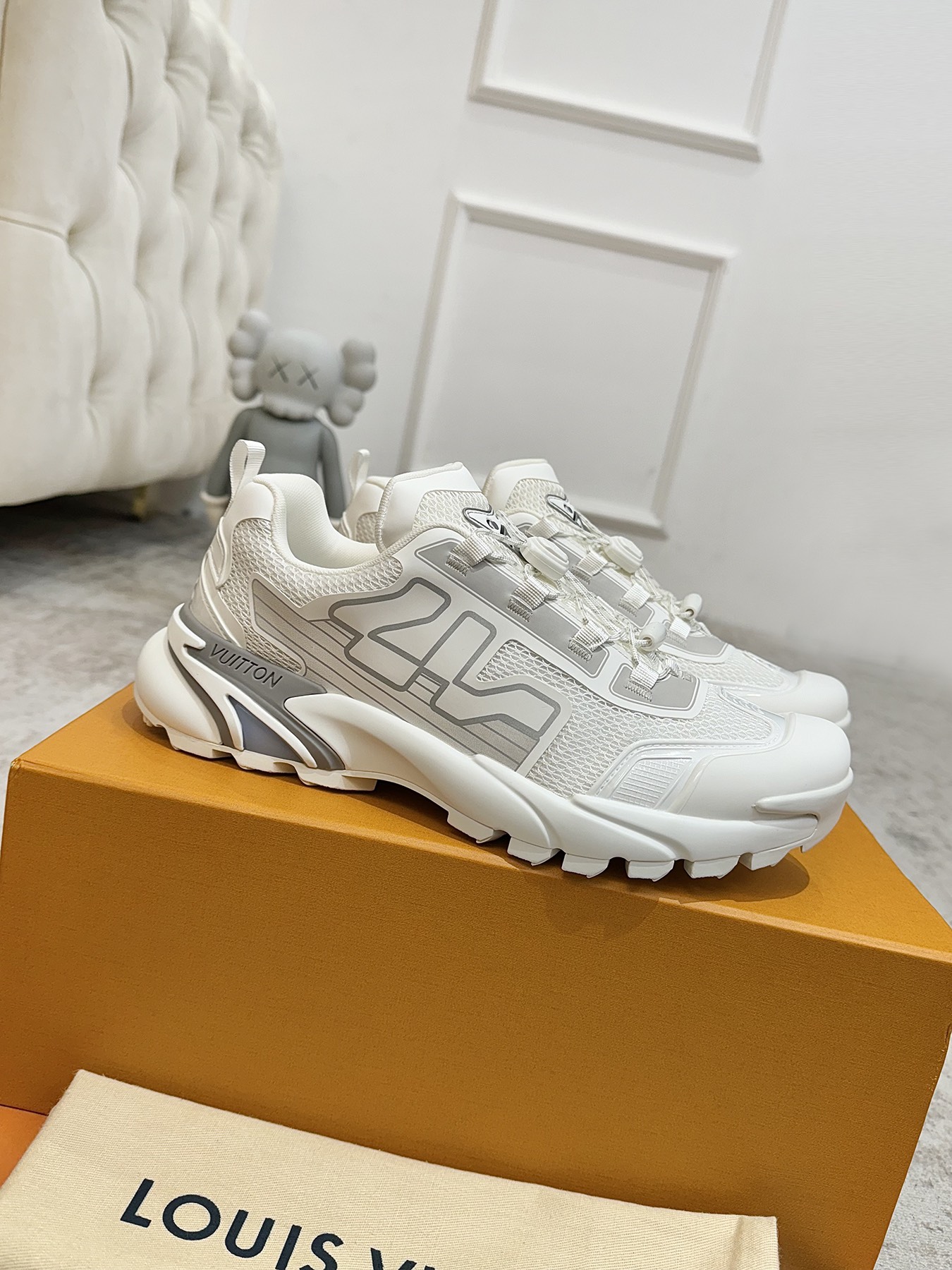 NO:545564,Top version of men's LV Louis Vuitton Ljia Donkey Runner Tatic series Thick sole Casual sports shoes Running shoes Original purchase and development Made this model LV Runner Tatic sports shoes combine mesh fabrics and straps to interpret the inspiration of traditional hiking shoes. LV letters are written on one side, and the lassoon buckles are embellished with fast lace-up system Monogram Flowers and Louis Vuitton logos, light and wear-resistant rubber outsole perfect overall, delivery counter exquisite packaging Fabric: original imported custom technology fabric + mesh, inner original customized breathable mesh, original sole open mold-proof rubber combination material, sole thickness 4CM Size: men's 39-44 (45 custom made), dad shoes, louis vuitton, louis vuitton, louis  vuitton, louis vuitton,sneakers19860909顶级版本男款 LV路易威登 L家驴牌Runner Tatic系列 厚底 休闲 运动鞋 跑鞋 原版购入开发 做货 本款 LV Runner Tatic 运动鞋融合网格面料和饰带等科技材质,演绎传统登山鞋的灵感启发.LV 字母抒写于一侧,快速系带系统的套索扣点缀 Monogram 花卉和路易威登标识,轻盈耐磨的橡胶外底完善整体 配送专柜精美包装 面料:原版进口定制科技面料+网面 内里原版定制透气网里 鞋底原版开模防滑橡胶组合材质 底厚4CM Size:男款39-44（45定做）,老爹鞋,louis vuitton,louis vuitton,louis vuitton,louis vuitton,sneakers,Women's Shoes