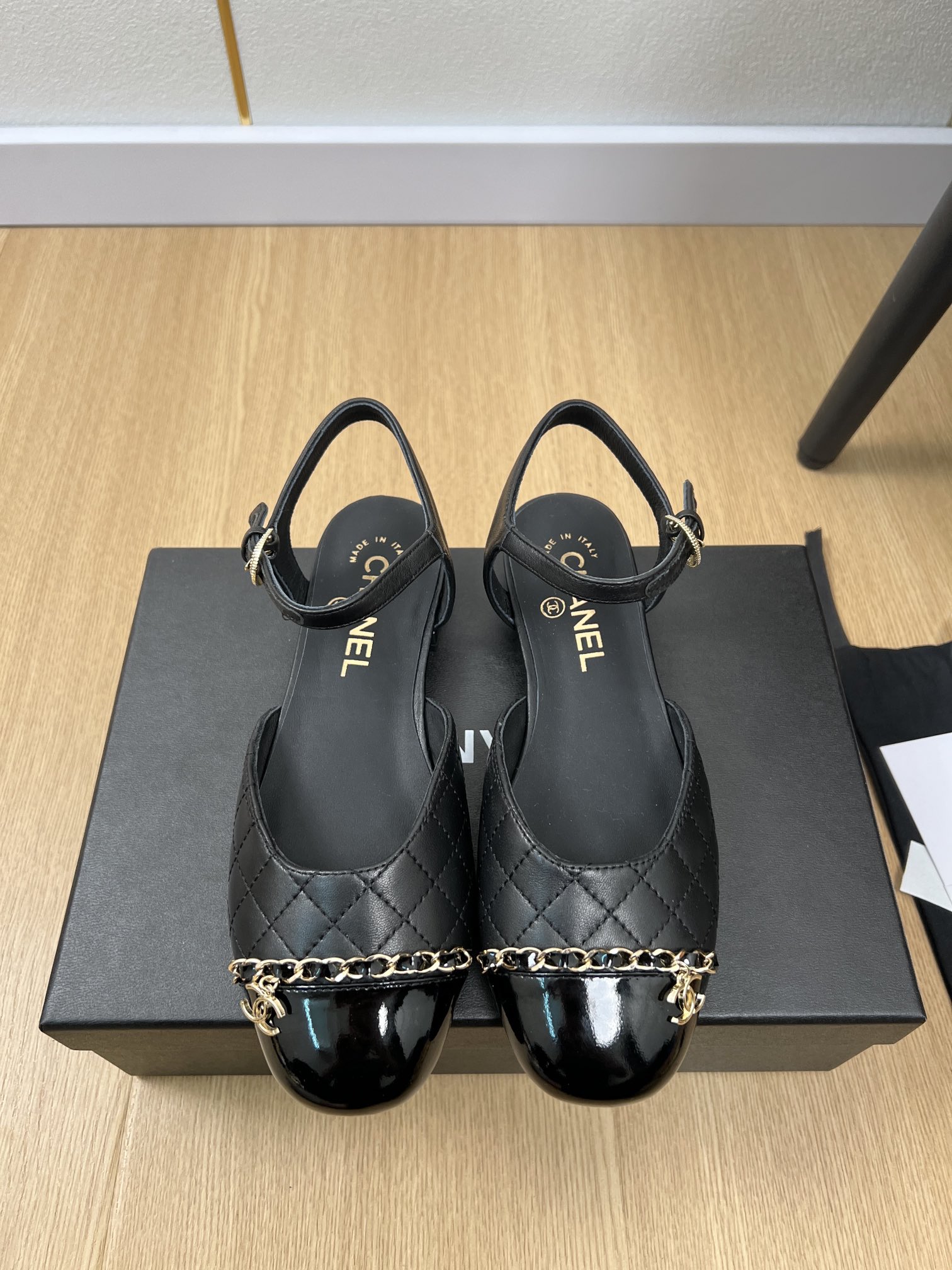 NO:239819,CHANEL Chanel | 2025 Xiaoxiang 2025 Early Spring New Products, New C-chain buckle diamond-embroidered back empty sandals series, Love at first sight, Xiaohongshu strongly promotes sandals, which look good no matter how you match it, a must-have for fashionable beauty, Ms. Xiaoxiang loves simple and irresistible/match shows a unique dressing style, free mixing and matching shines in place, and keeps the fashionable pace of Grandma Tsuka!  !  !  Exquisite details enlarge the original mold opening hardware buckle Top version purchasing level creation & small person welfare Thick sole Increase height Super slimming This year's fairy ♀ Must-have fashion items [celebrating] Upper Original imported sheepskin/imported silk Inner Imported sheepskin Outsole Italian imported leather outsole Sole Height 2cm Size 35-41 (40.41 Customized without return or exchange), Sandals, chanel, chanel, sandals, slippers, sheepskin, real silk, Leather soles19860909CHANEL香奈儿 | 2025  小香2025早春新品 专柜新款走秀款双C链条扣菱格刺绣后空凉鞋系列 一见钟情 小红书力推款凉拖鞋,怎么搭配都好看,时髦精必备,小香女士钟爱简约又难以抗拒系/搭配展现与众不同的穿搭风格、自由混搭闪耀到位跟紧香奶奶时尚步伐！！！精致细节放大看原版开模五金扣 顶级版本代购级别打造&小个子的福利 厚底 增高 超级显瘦 今年小仙女♀必备时尚单品[庆祝] 鞋面 原版进口羊皮/进口真丝 内里 进口羊皮 大底 意大利进口真皮大底 底高 2cm 码数 35-41（40.41定制不退换）,凉鞋,chanel,chanel,sandals,slippers,sheepskin,real silk,Leather soles,Women's Shoes