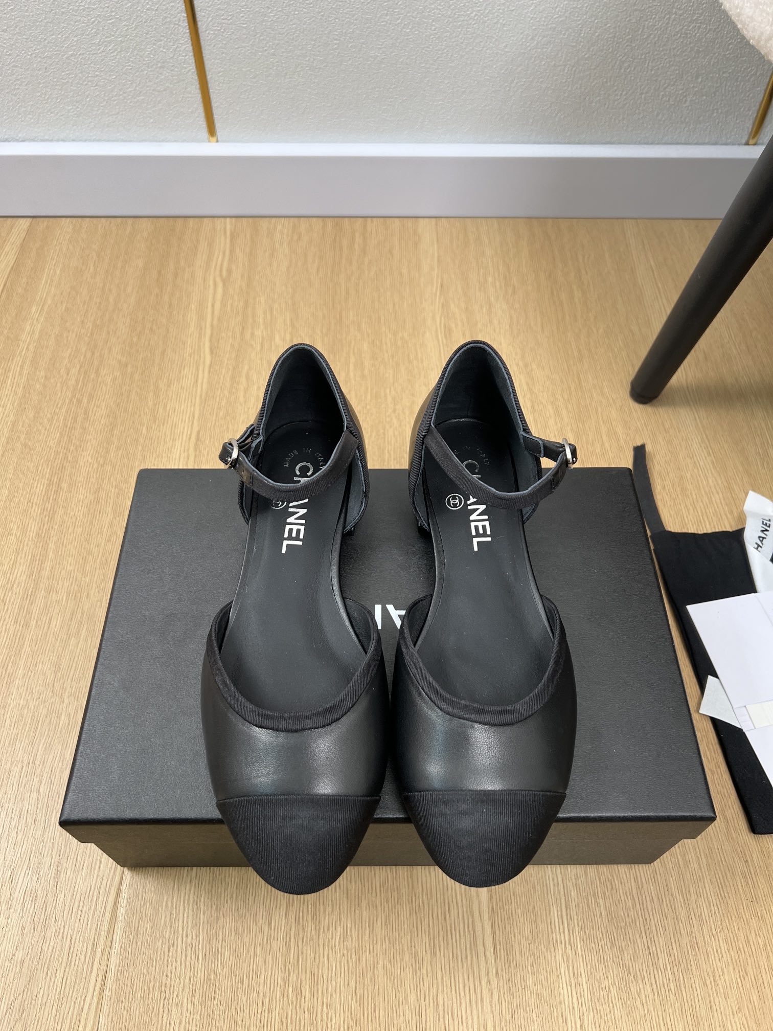 NO:239821,CHANEL Chanel | 2025 Xiaoxiang 2025 early spring new product, new style of the counter show style color-blocking hollow sandals series, love at first sight, Xiaohongshu is strongly recommended for sandals, which looks good no matter how you match it, a must-have for fashionable beauty, Ms. Xiaoxiang loves simple and irresistible/match shows a unique dressing style, free mixing and matching shines in place, and keeps the fashionable pace of Grandma Tsuka!  !  !  Exquisite details enlarge the original mold opening hardware buckle Top version purchasing level creation & small person welfare Thick sole Enhanced height Super slim This year's fairy ♀ Must-have fashion items [celebrating] Upper Original imported sheepskin Inner Imported sheepskin Outsole Italian imported genuine leather sole Sole 2cm Size 35-41 (40.41 custom-made non-return and exchange), sandals, chanel, chanel, sandals, slippers, sheepskin, Leather soles19860909CHANEL香奈儿 | 2025  小香2025早春新品 专柜新款走秀款拼色中空凉鞋系列 一见钟情 小红书力推款凉拖鞋,怎么搭配都好看,时髦精必备,小香女士钟爱简约又难以抗拒系/搭配展现与众不同的穿搭风格、自由混搭闪耀到位跟紧香奶奶时尚步伐！！！精致细节放大看原版开模五金扣 顶级版本代购级别打造&小个子的福利 厚底 增高 超级显瘦 今年小仙女♀必备时尚单品[庆祝] 鞋面 原版进口羊皮 内里 进口羊皮 大底 意大利进口真皮大底 底高 2cm 码数 35-41（40.41定制不退换）,凉鞋,chanel,chanel,sandals,slippers,sheepskin,Leather soles,Women's Shoes