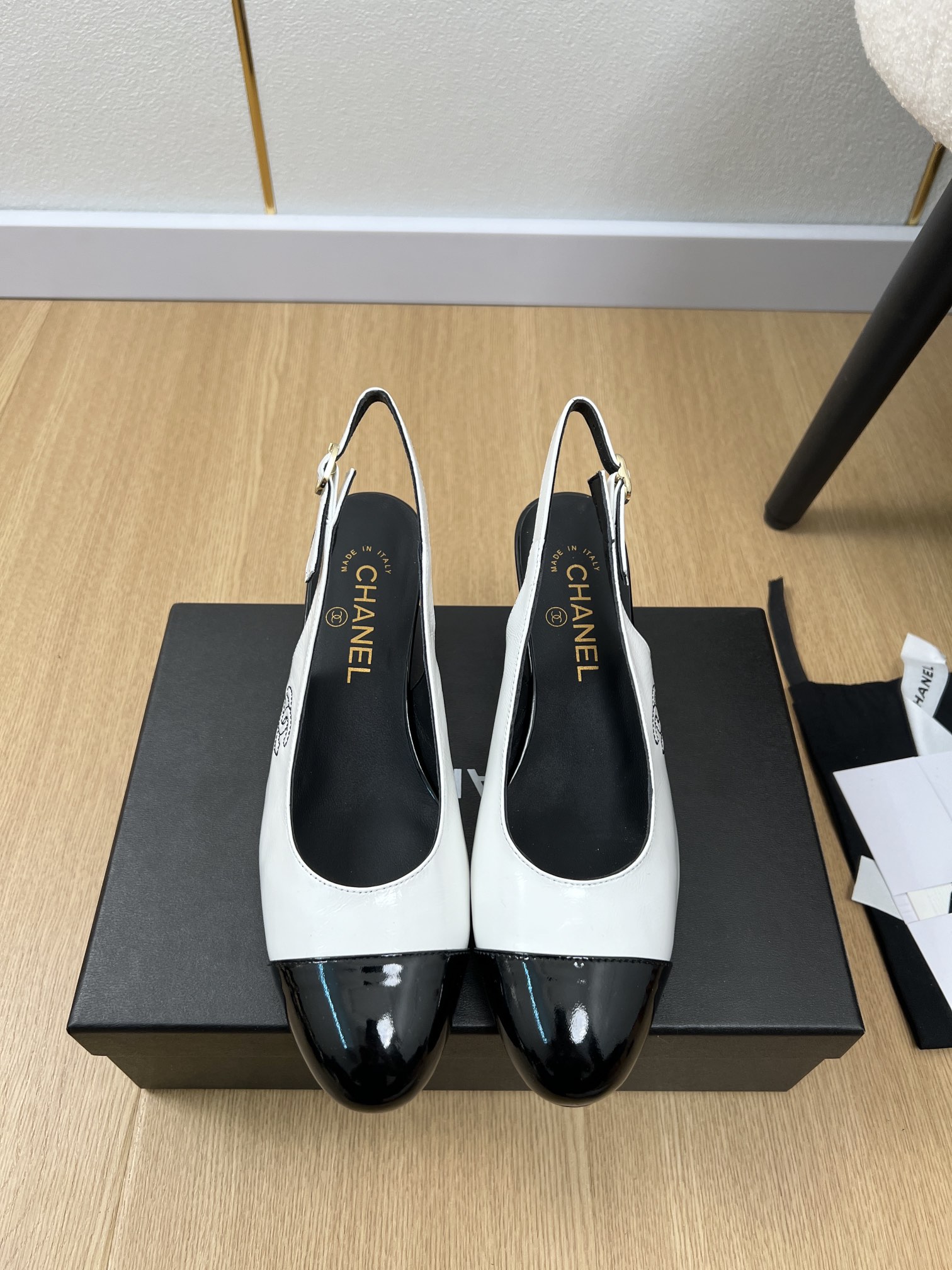 NO:239817,CHANEL Chanel | 2025 Xiaoxiang 2025 early spring new product, a counter new catwalk double C embroidered high heel rear empty sandal series, love at first sight, Xiaohongshu strongly promotes sandals, which looks good no matter how you match it, a must-have for fashionable beauty, Ms. Xiaoxiang loves simple and irresistible/match shows a unique dressing style, free mixing and matching shines in place, and the fashionable pace of Grandma Tsuka!  !  !  Exquisite details enlarge the original mold opening hardware buckle Top version purchasing level creation & small person welfare Thick sole Enhanced height Super slim This year's fairy ♀ Must-have fashion items [celebrating] Upper Original imported sheepskin Inner Imported sheepskin Outsole Italian imported genuine leather outsole Sole 5cm/9.5cm Size 35-41 (40.41 custom-made non-return and exchange), high heels, chanel, chanel, sandals, high heels, slippers, sheepskin, Leather soles19860909CHANEL香奈儿 | 2025  小香2025早春新品 专柜新款走秀款双C刺绣高跟后空凉鞋系列 一见钟情 小红书力推款凉拖鞋,怎么搭配都好看,时髦精必备,小香女士钟爱简约又难以抗拒系/搭配展现与众不同的穿搭风格、自由混搭闪耀到位跟紧香奶奶时尚步伐！！！精致细节放大看原版开模五金扣 顶级版本代购级别打造&小个子的福利 厚底 增高 超级显瘦 今年小仙女♀必备时尚单品[庆祝] 鞋面 原版进口羊皮 内里 进口羊皮 大底 意大利进口真皮大底 底高 5cm/9.5cm 码数 35-41（40.41定制不退换）,高跟鞋凉鞋,chanel,chanel,sandals,high heels,slippers,sheepskin,Leather soles,Women's Shoes