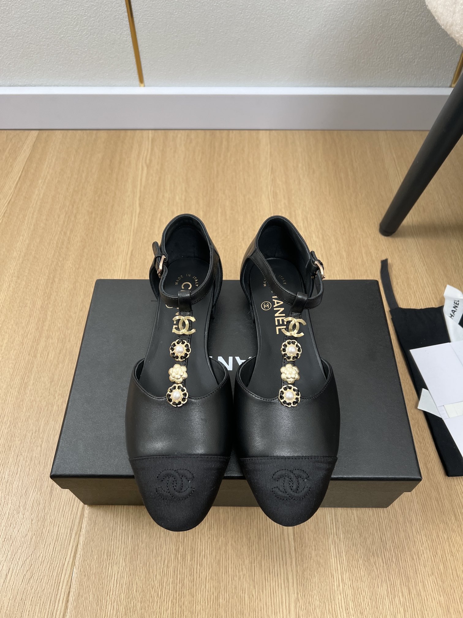 NO:239813,CHANEL Chanel | 2025 Xiaoxiang 2025 Early Spring New Products, New C-Pearl Button Color-blocking Hollow Sandals Series, Love at First Sight, Xiaohongshu is pushing sandals, which looks good no matter how you match it, a must-have for fashionable beauty. Ms. Xiaoxiang loves simple and irresistible/match shows a unique dressing style, free mixing and matching shines in place, and keeps the fashionable pace of Grandma Tsuka!  !  !  Exquisite details enlarge the original mold opening hardware buckle Top version purchasing level creation & small person welfare Thick sole Enhanced height Super slim This year's fairy ♀ Must-have fashion items [celebrating] Upper Original imported sheepskin Inner Imported sheepskin Outsole Italian imported genuine leather sole Sole 2cm Size 35-41 (40.41 custom-made non-return and exchange), sandals, chanel, chanel, sandals, slippers, sheepskin, Leather soles19860909CHANEL香奈儿 | 2025  小香2025早春新品 专柜新款走秀款双C珍珠扣拼色中空凉鞋系列 一见钟情 小红书力推款凉拖鞋,怎么搭配都好看,时髦精必备,小香女士钟爱简约又难以抗拒系/搭配展现与众不同的穿搭风格、自由混搭闪耀到位跟紧香奶奶时尚步伐！！！精致细节放大看原版开模五金扣 顶级版本代购级别打造&小个子的福利 厚底 增高 超级显瘦 今年小仙女♀必备时尚单品[庆祝] 鞋面 原版进口羊皮 内里 进口羊皮 大底 意大利进口真皮大底 底高 2cm 码数 35-41（40.41定制不退换）,凉鞋,chanel,chanel,sandals,slippers,sheepskin,Leather soles,Women's Shoes