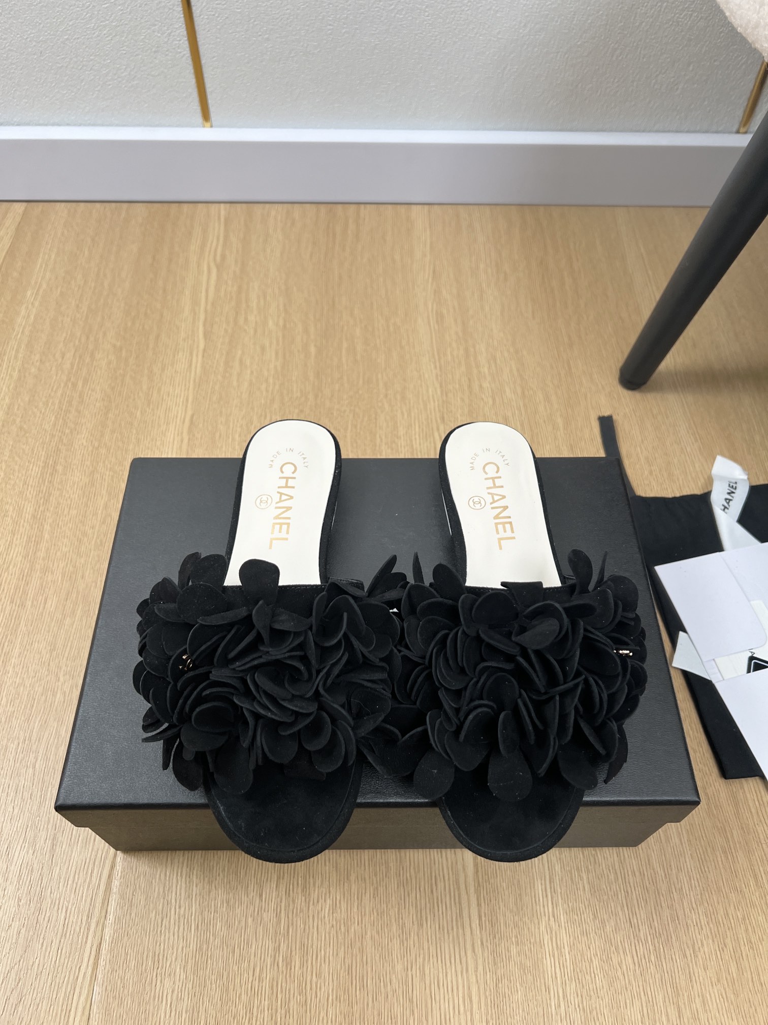 NO:239815,CHANEL | 2025 Xiaoxiang 2025 Early Spring New Products, New Camellia Slippers Series, Love at First Sight, Xiaohongshu is pushing sandals, which look good no matter how you match it, a must-have for fashionable beauty. Ms. Xiaoxiang loves simple and irresistible/match shows a unique style of dressing, free mixing and matching, shines in place, and follows the fashionable pace of Grandma Tsuka!  !  !  Exquisite details enlarge the original mold opening hardware buckle Top version purchasing level creation & small person welfare Thick sole Increase height Super slimming This year's fairy ♀ Must-have fashion items [celebrating] Upper Original imported sheep tiles Inner Imported sheepskin Outsole Imported Italian injection molded leather outsole Sole Height 1cm/5.5cm Size 35-41 (40.41 Customized without return and exchange), High heels, chanel, chanel, high heels, slippers, sheepskin, sheep, Leather soles19860909CHANEL香奈儿 | 2025  小香2025早春新品 专柜新款走秀款山茶花拖鞋系列 一见钟情 小红书力推款凉拖鞋,怎么搭配都好看,时髦精必备,小香女士钟爱简约又难以抗拒系/搭配展现与众不同的穿搭风格、自由混搭闪耀到位跟紧香奶奶时尚步伐！！！精致细节放大看原版开模五金扣 顶级版本代购级别打造&小个子的福利 厚底 增高 超级显瘦 今年小仙女♀必备时尚单品[庆祝] 鞋面 原版进口羊猄 内里 进口羊皮 大底 意大利进口注塑真皮大底 底高 1cm/5.5cm 码数 35-41（40.41定制不退换）,高跟鞋拖鞋,chanel,chanel,high heels,slippers,sheepskin,sheep,Leather soles,Women's Shoes