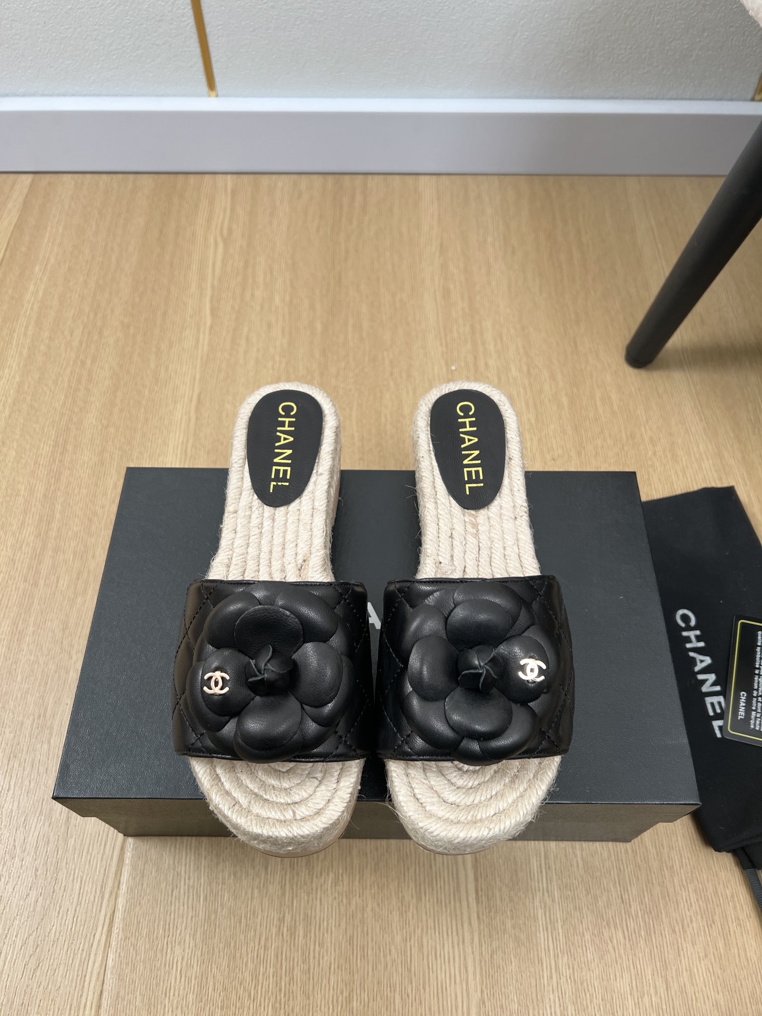 NO:239811,CHANEL Chanel | 2025 Xiaoxiang 2025 Spring and Summer New Products, New Hemp Rope Camellia Thick-soled Slippers Series, Love at First Sight, Xiaohongshu is highly recommended, it looks good no matter how you match it, a must-have for fashionable beauty, Ms. Xiaoxiang loves simple and irresistible/match shows a unique dressing style, free mixing and matching shines in place, keeping up with Grandma Tsuka!  !  !  Exquisite details enlarge the original mold opening hardware buckle. Top version purchasing level creation & small person benefits. Thick sole. Heighten height. Super slim. This year's little fairy must have fashion items. Upper. Imported sheepskin. Inner. Sheepskin. Outsole. Original mold opening solid wood sole   hemp rope. Heel height. 5cm. Size 34-41 (34.40.41 customization without return). Slippers, chanel, chanel, slippers, sheepskin.19860909CHANEL香奈儿 | 2025  小香2025春夏新品 专柜新款爆款麻绳山茶花厚底拖鞋系列 一见钟情 小红书力推款,怎么搭配都好看,时髦精必备,小香女士钟爱简约又难以抗拒系/搭配展现与众不同的穿搭风格、自由混搭闪耀到位跟紧香奶奶时尚步伐！！！精致细节放大看原版开模五金扣 顶级版本代购级别打造&小个子的福利 厚底 增高 超级显瘦 今年小仙女♀必备时尚单品 鞋面 进口羊皮 内里 羊皮 大底 原版开模实木大底 麻绳 跟高 5cm 码数 34-41（34.40.41定制不退换）,拖鞋,chanel,chanel,slippers,sheepskin,Women's Shoes
