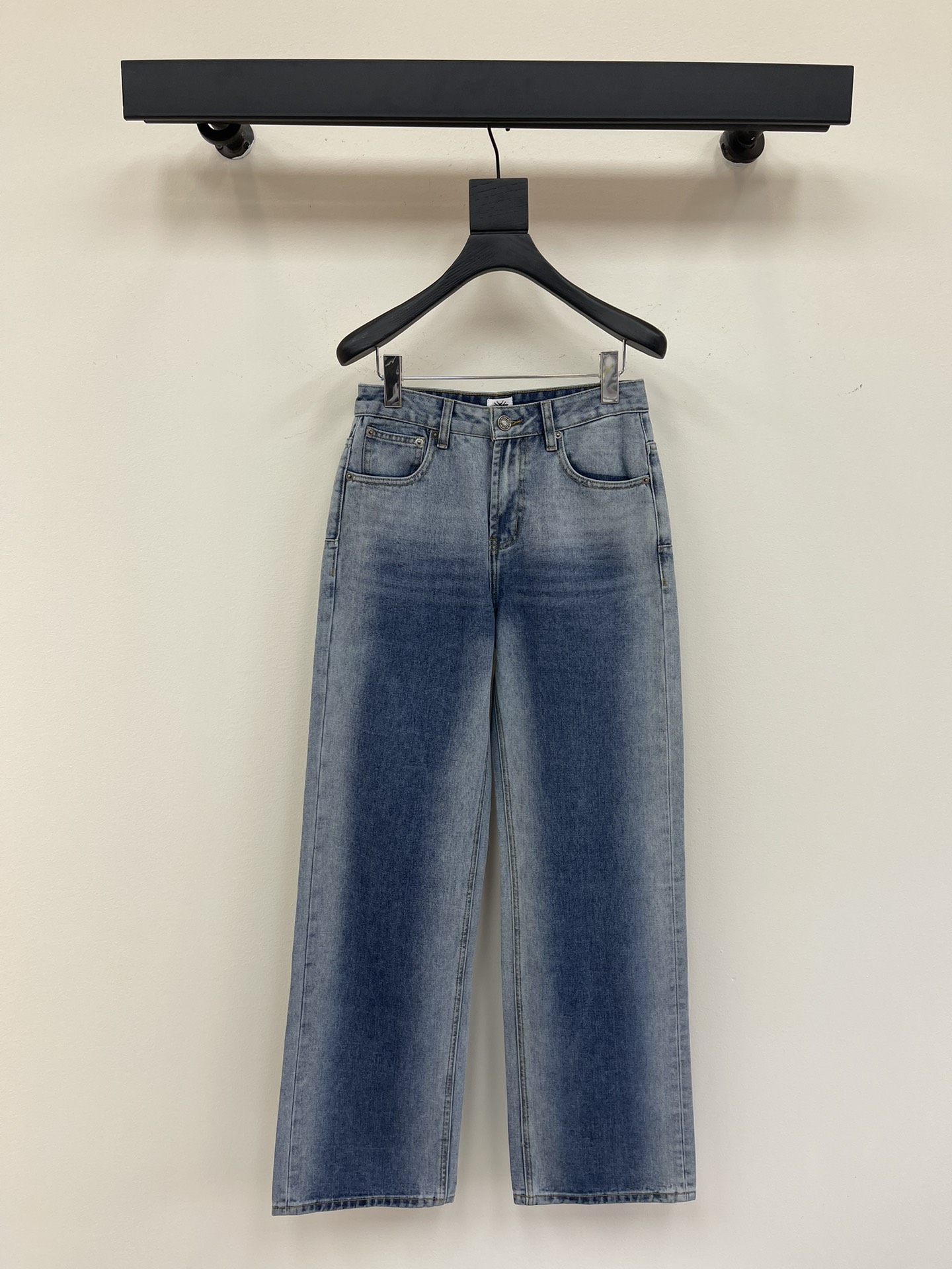 NO:330158,Dio*25 new Oblique flip jeans!  A must-have for a wardrobe!  The classic straight-leg pants that must be released every year make you look slim and your mother has long legs. The casual and fashionable handsome single product imported denim fabric enzyme washing process!  SML, dior, jeans, alexander wang19860909Dio*25新款Oblique翻边牛仔裤！衣橱必备的万年搭！每年必出的经典直筒裤形上身巨显瘦,妈生大长腿.休闲时髦的帅气单品进口牛仔面料酵素洗水工艺！SML,,dior,jeans,alexander wang,Women's clothing