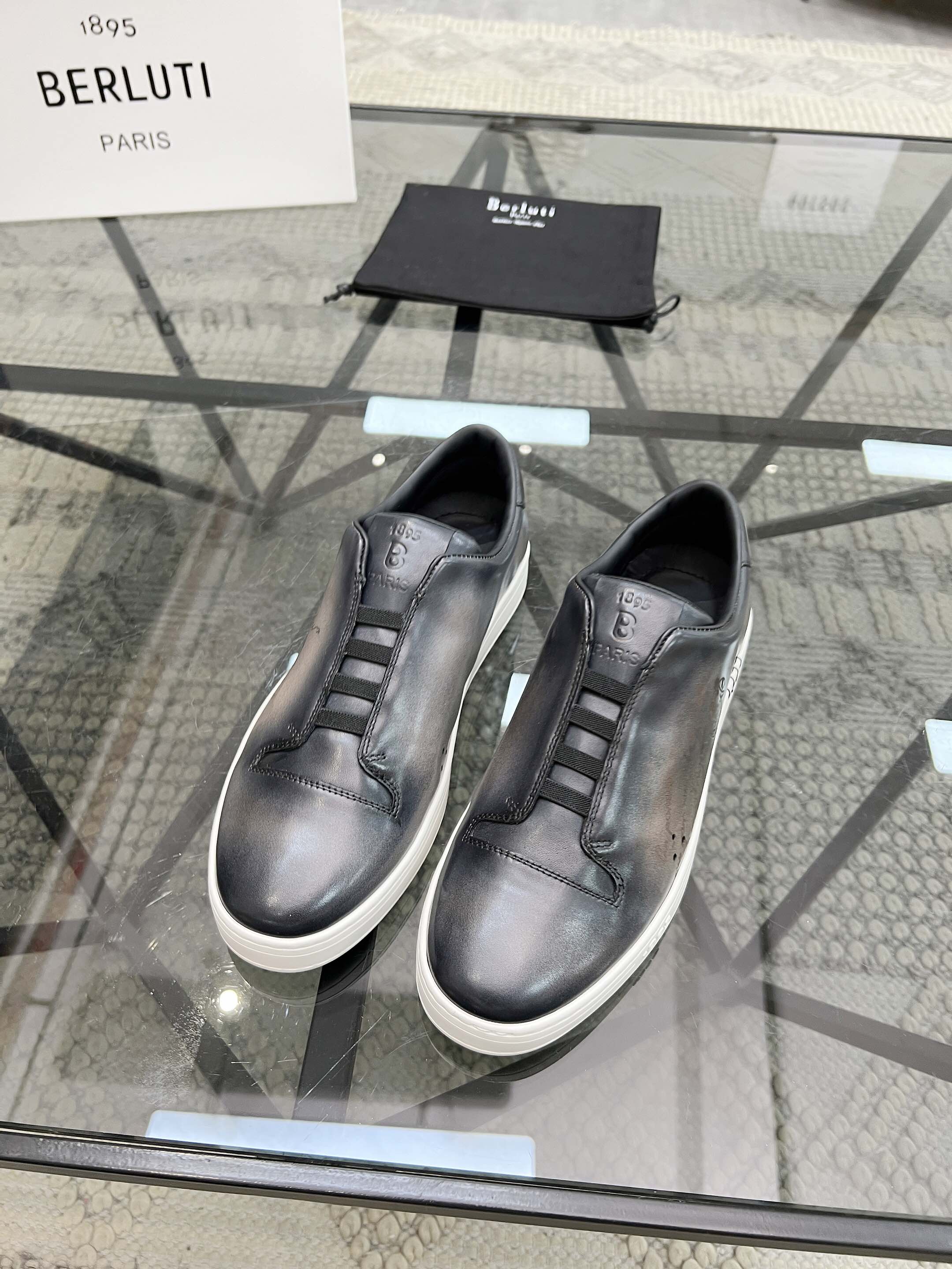 NO:222114,Brand Berluti color original color matching 39-44 Customized 45.46 Price Material Berluti 2025 new model high-end Top · Original single Ber* Berluti French top men's shoes, Berluti brand's debut broke the convention and launched a new Edge last. This bold improvement of the iconic last is of great significance to its unique shape and width of the side. On Alessandro shoes, this angular outline is more perspective-like by Kris' bold and professional new Cloudy dyeing. It is both business and casual. Classic and fashionable!  The handwritten patterns on the shoe body add a lot of color, Berluti, christian louboutin, Dolce & Gabbana19860909品牌Berluti 颜色原版配色 码数39-44定做45.46 价格 材质伯尔鲁帝2025新款 高端 顶级·原单Ber*布鲁提法国顶级男鞋,Berluti品牌的首秀中打破常规,推出全新的Edge鞋楦.标志性鞋楦的这种大胆改良,对于其独特形状和边宽创意工作意义重大、在Alessandro鞋履上,这种棱角分明的轮廓经Kris大胆专业的全新Cloudy 染色显得更有透视感.既商务又休闲.经典时尚！鞋身的手写纹更为其增色不少,Berluti 布鲁提,christian louboutin,Dolce&Gabbana,Men's shoes