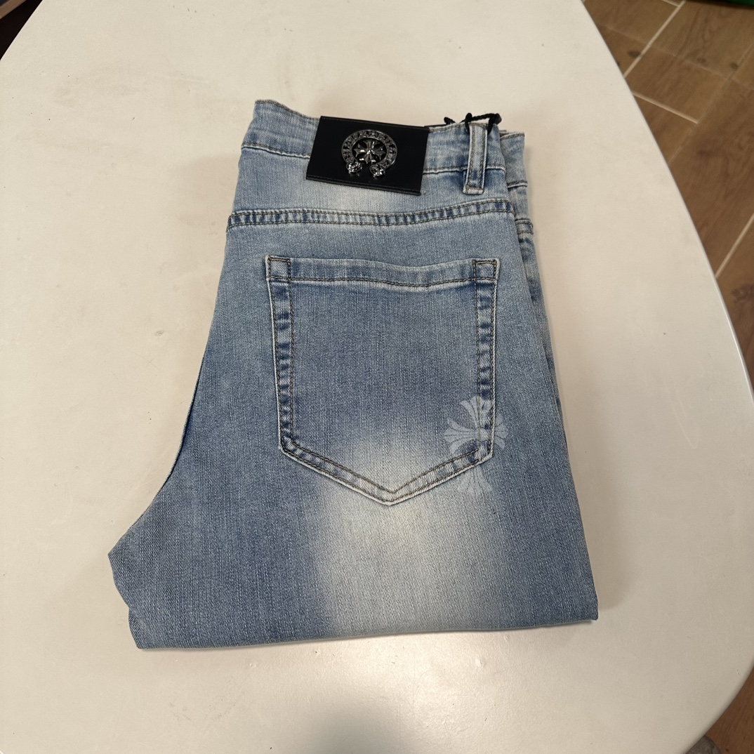 NO:137373,CH Croxin exclusively available for new jeans, high-end version!  Customized fabrics for counters are breathable and comfortable, with impeccable details, and the brand element design concept reflects high quality. The feel is delicate and soft!  It is casually cut, with a great upper body style!  Number of codes 29-40, Chrome hearts, jeans, alexander wang19860909CH 克罗心 独家专供新款 牛仔裤,高端版本！专柜定制面料 透气舒适度高,细节无可挑剔,品牌元素设计理念,体现高品质.手感细腻柔软！呈现休闲裁剪,上身版型超赞！ 码数29-40,,chrome hearts,jeans,alexander wang,Men's clothing