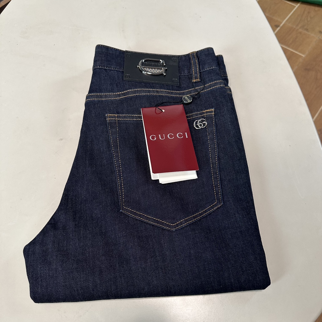 NO:137367,GU Gucci exclusively for new jeans, high-end version!  Customized fabrics for counters are breathable and comfortable, with impeccable details, and the brand element design concept reflects high quality. The feel is delicate and soft!  It is casually cut, with a great upper body style!  Number of codes 29-40, gucci, jeans, alexander wang19860909GU 古驰 独家专供新款 牛仔裤,高端版本！专柜定制面料 透气舒适度高,细节无可挑剔,品牌元素设计理念,体现高品质.手感细腻柔软！呈现休闲裁剪,上身版型超赞！ 码数29-40,,gucci,jeans,alexander wang,Men's clothing