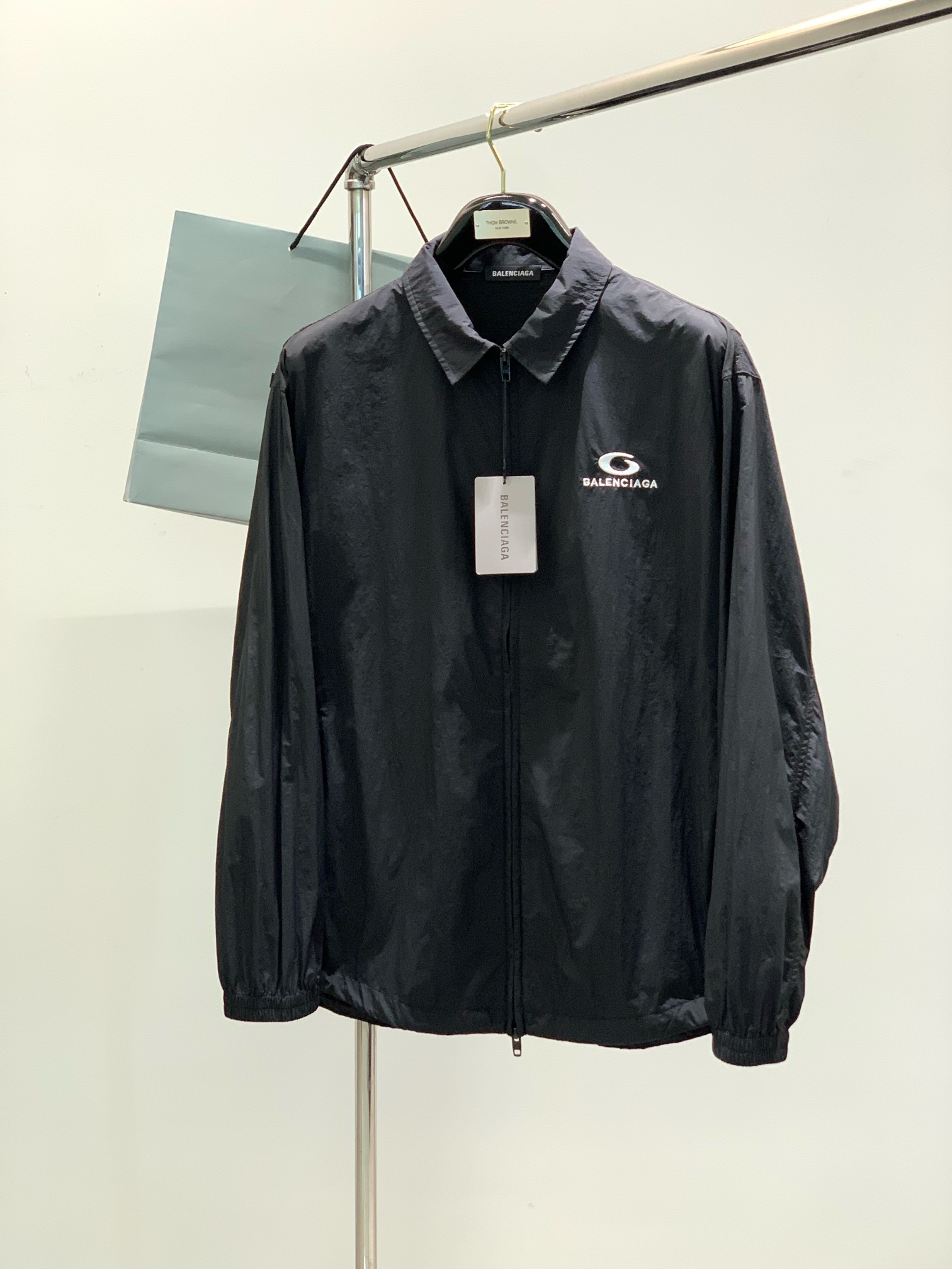 NO:135073,,Balenicaga is extremely complex, but the quality is particularly good...There are many fabrics with nano-anti-gluing, super comfortable and refreshing jackets. Wear invincible in summer. Quality from the inside out!  It is also meticulous inside.. The latest embroidered silhouette windbreaker. Imported fabric with comfortable upper body. Fine workmanship. Foreign trade factory OEM. Size S M L size chart S bust 130 long 73 shoulder width 53 sleeve length 60. M bust 134 long 75 shoulder width 55 sleeve length 62. L bust 138 long 77 shoulder width 57 sleeve length 62,,balenciaga,jackets & coats,alexander wang19860909,巴黎世家 极其复杂,但品质又是特别好……超多处面料纳米防粘腻,超级舒适和爽快的夹克. 夏天穿无敌的. 品质由内而外！ 里面也是一丝不苟的..最新刺绣廓形风衣. 上身很舒服的进口面料.做工精细 外贸厂代工. 尺码S M L尺码表S胸围130衣长73肩宽53袖长60.M胸围134衣长75肩宽55袖长62 . L胸围138衣长77肩宽57袖长62,,balenciaga,jackets & coats,alexander wang,Men's clothing