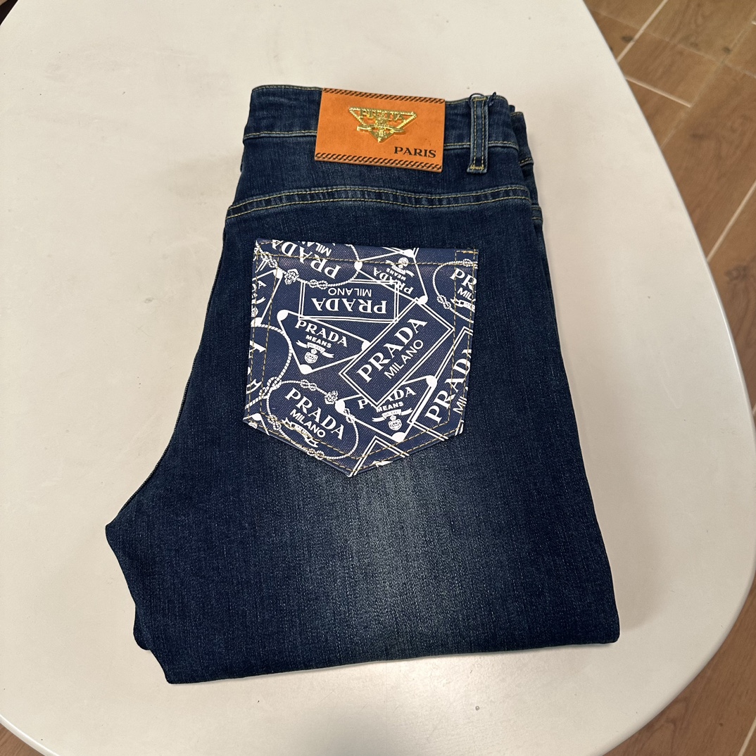 NO:137365,PRA Prada exclusively available for new jeans, high-end version!  Customized fabrics for counters are breathable and comfortable, with impeccable details, and the brand element design concept reflects high quality. The feel is delicate and soft!  It is casually cut, with a great upper body style!  29-40, prada, prada, jeans, alexander wang19860909PRA 普拉达 独家专供新款 牛仔裤,高端版本！专柜定制面料 透气舒适度高,细节无可挑剔,品牌元素设计理念,体现高品质.手感细腻柔软！呈现休闲裁剪,上身版型超赞！ 码数29-40,,prada,prada,jeans,alexander wang,Men's clothing