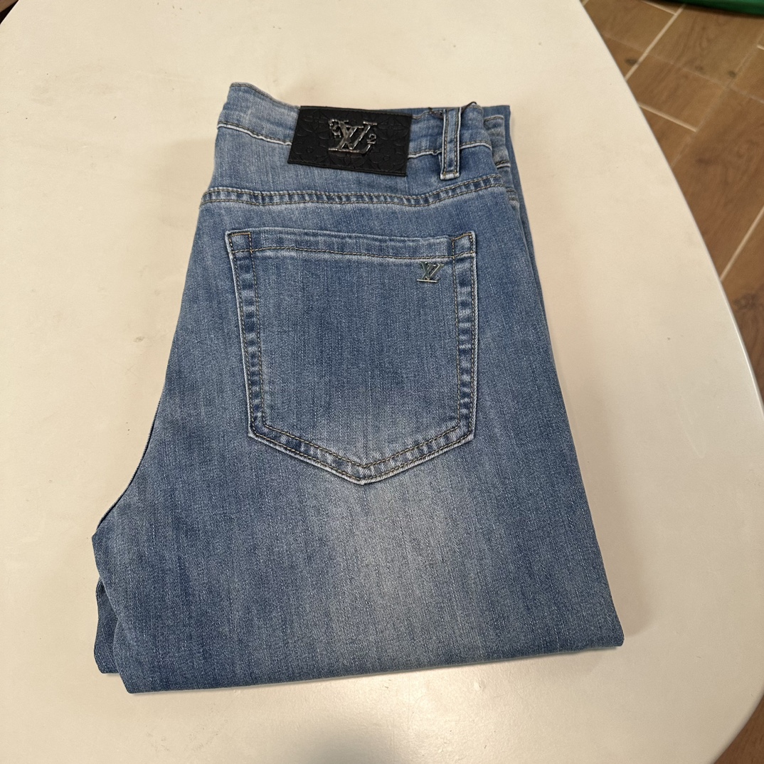 NO:137376,LV Louis Vuitton exclusively for new jeans, high-end version!  Customized fabrics for counters are breathable and comfortable, with impeccable details, and the brand element design concept reflects high quality. The feel is delicate and soft!  It is casually cut, with a great upper body style!  29-40, louis vuitton,louis vuitton,jeans,alexander wang19860909LV 路易威登 独家专供新款 牛仔裤,高端版本！专柜定制面料 透气舒适度高,细节无可挑剔,品牌元素设计理念,体现高品质.手感细腻柔软！呈现休闲裁剪,上身版型超赞！ 码数29-40,,louis vuitton,louis vuitton,jeans,alexander wang,Men's clothing