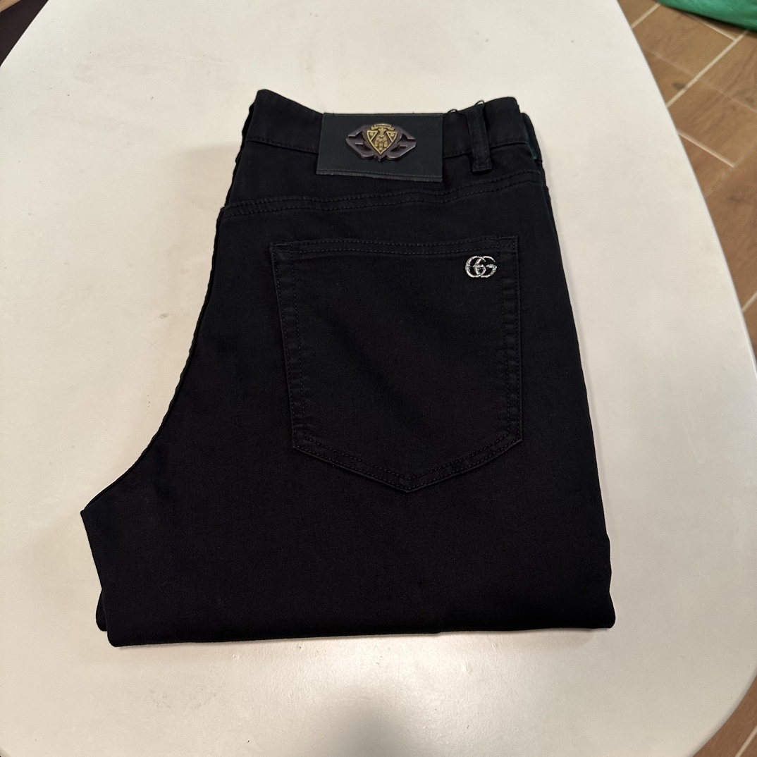 NO:137359,GU Gucci exclusively offers new jeans, high-end version!  Customized fabrics for counters are breathable and comfortable, with impeccable details, and the brand element design concept reflects high quality. The feel is delicate and soft!  It is casually cut, with a great upper body style!  Number of codes 29-40, gucci, jeans, alexander wang19860909GU 古驰独家专供新款 牛仔裤,高端版本！专柜定制面料 透气舒适度高,细节无可挑剔,品牌元素设计理念,体现高品质.手感细腻柔软！呈现休闲裁剪,上身版型超赞！ 码数29-40,,gucci,jeans,alexander wang,Men's clothing