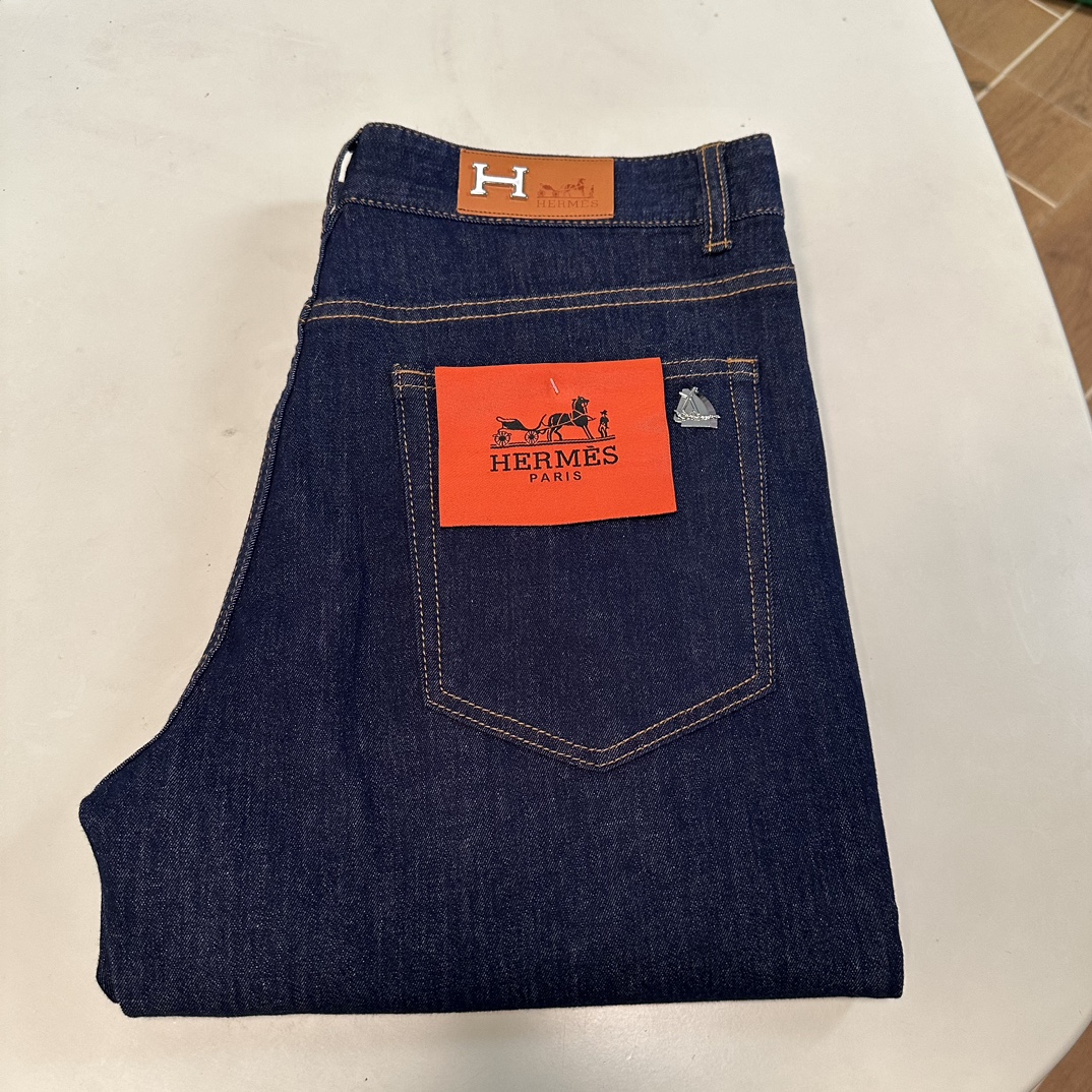 NO:137357,Hermes exclusively available for new jeans, high-end version!  Customized fabrics for counters are breathable and comfortable, with impeccable details, and the brand element design concept reflects high quality. The feel is delicate and soft!  It is casually cut, with a great upper body style!  Number of codes 29-40, hermes, jeans, alexander wang19860909爱马仕 独家专供新款 牛仔裤,高端版本！专柜定制面料 透气舒适度高,细节无可挑剔,品牌元素设计理念,体现高品质.手感细腻柔软！呈现休闲裁剪,上身版型超赞！ 码数29-40,,hermes,jeans,alexander wang,Men's clothing