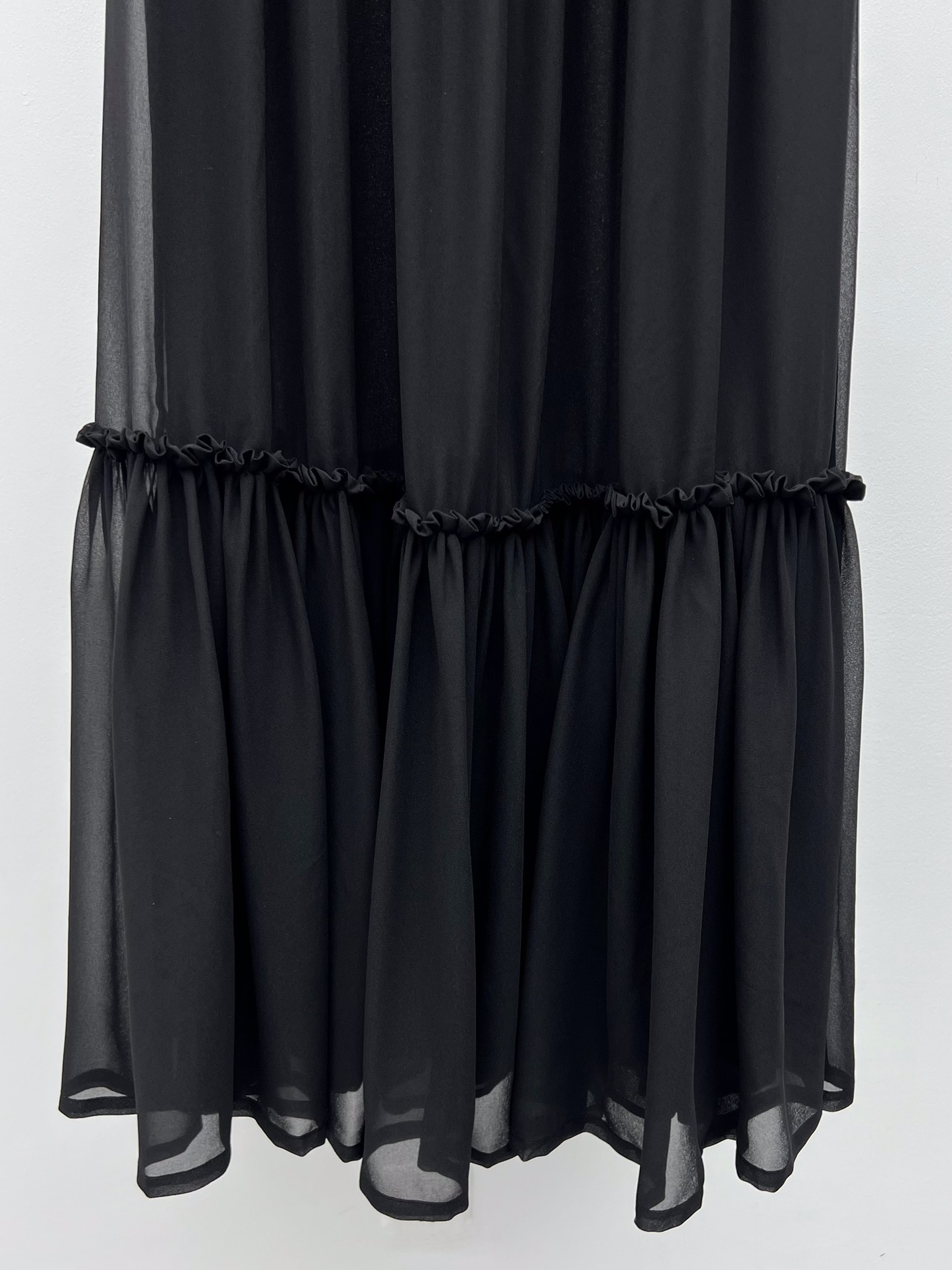 “Retro Fashion: Saint Laurent French Shirt and Single-Rate Female Suit” - 图片 4
