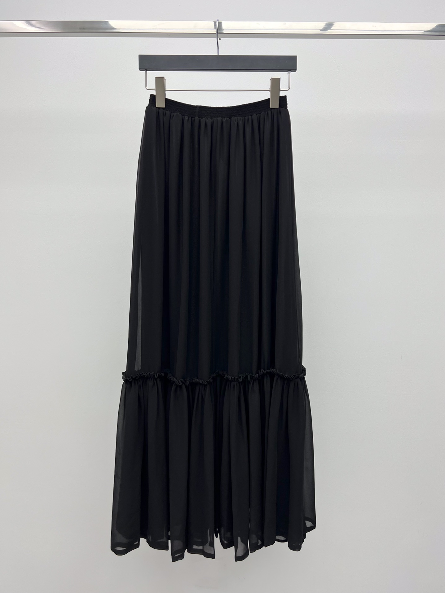 “Retro Fashion: Saint Laurent French Shirt and Single-Rate Female Suit” - 图片 6